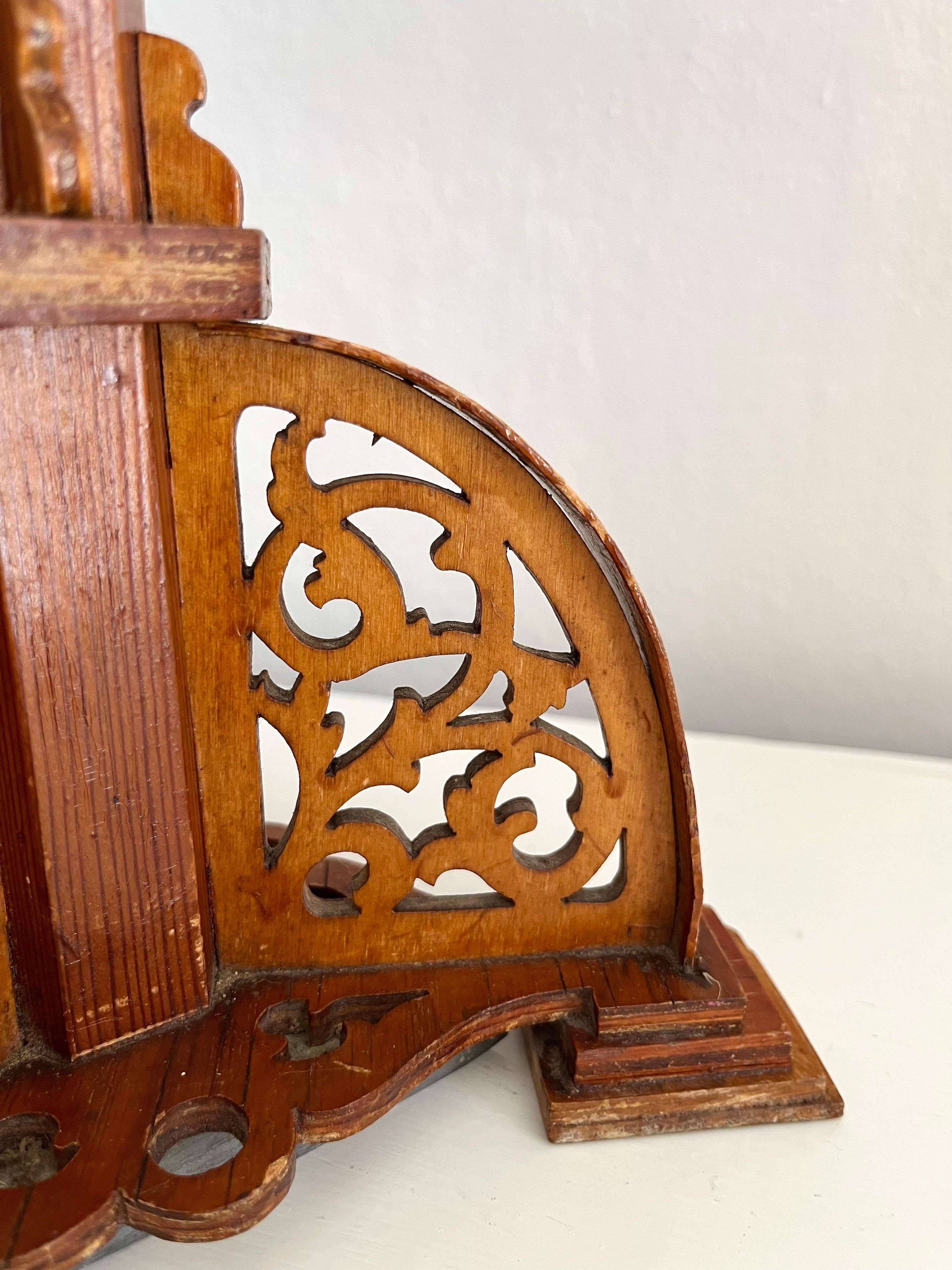 Pareja de candelabros neogóticos suecos de madera tallada a mano, años 1910 en venta 11