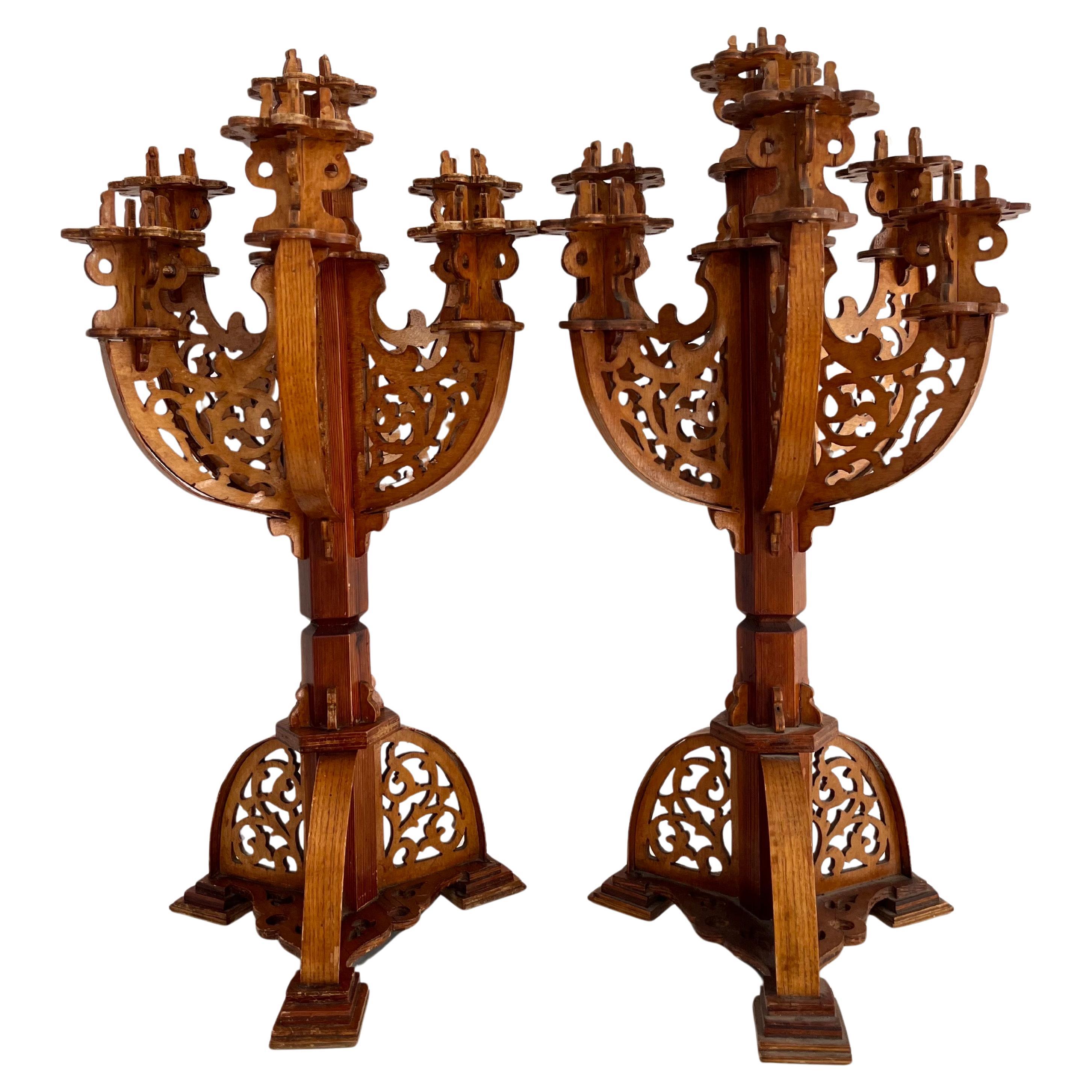 Pareja de candelabros neogóticos suecos de madera tallada a mano, años 1910

Raro y muy decorativo par de altos candelabros neogóticos suecos, fabricados a mano en la década de 1910. Fabricada en madera de pino y totalmente tallada a mano, cada