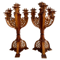 Pareja de candelabros neogóticos suecos de madera tallada a mano, años 1910