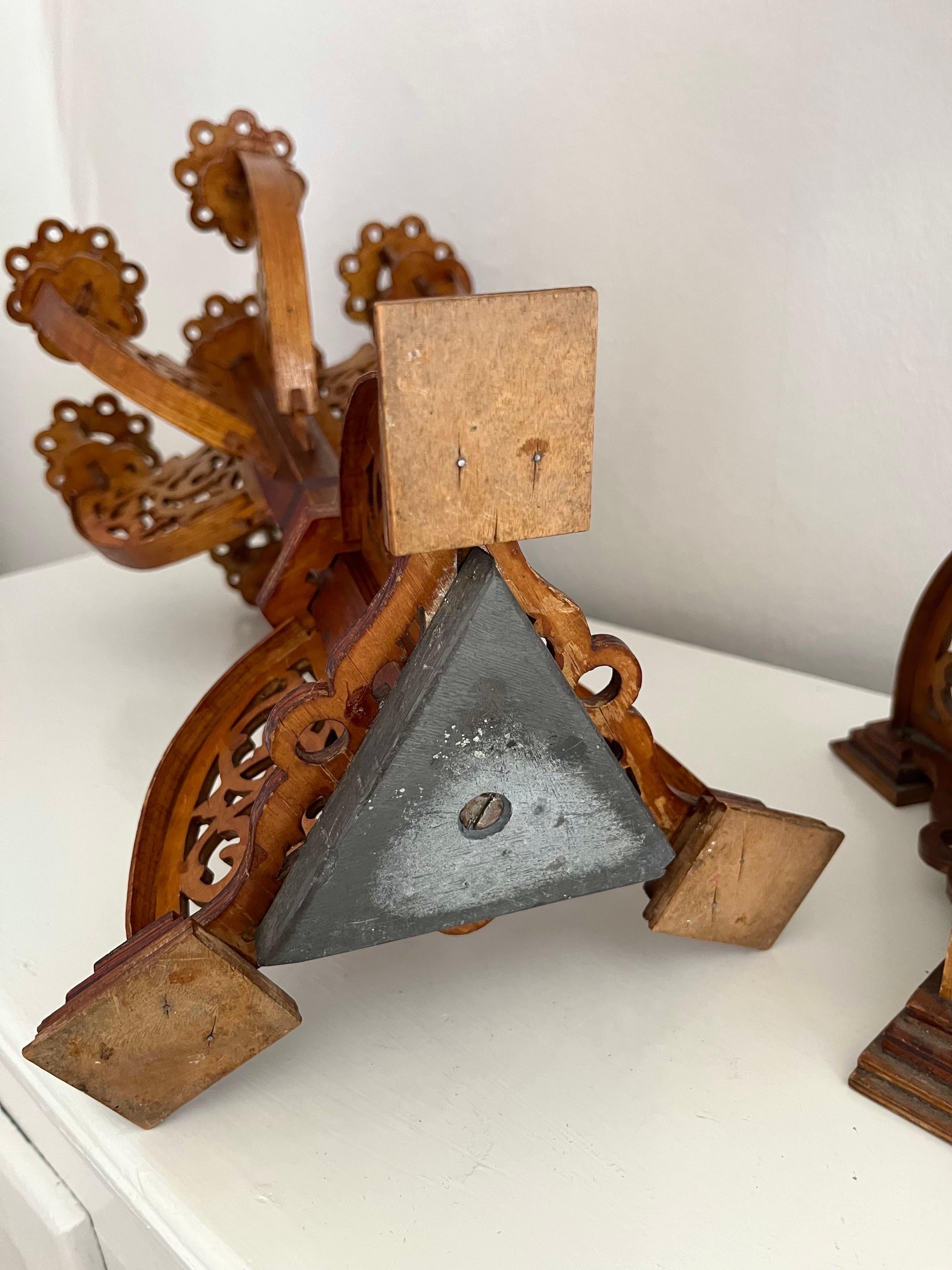 Pareja de candelabros neogóticos suecos de madera tallada a mano, años 1910 en venta 12
