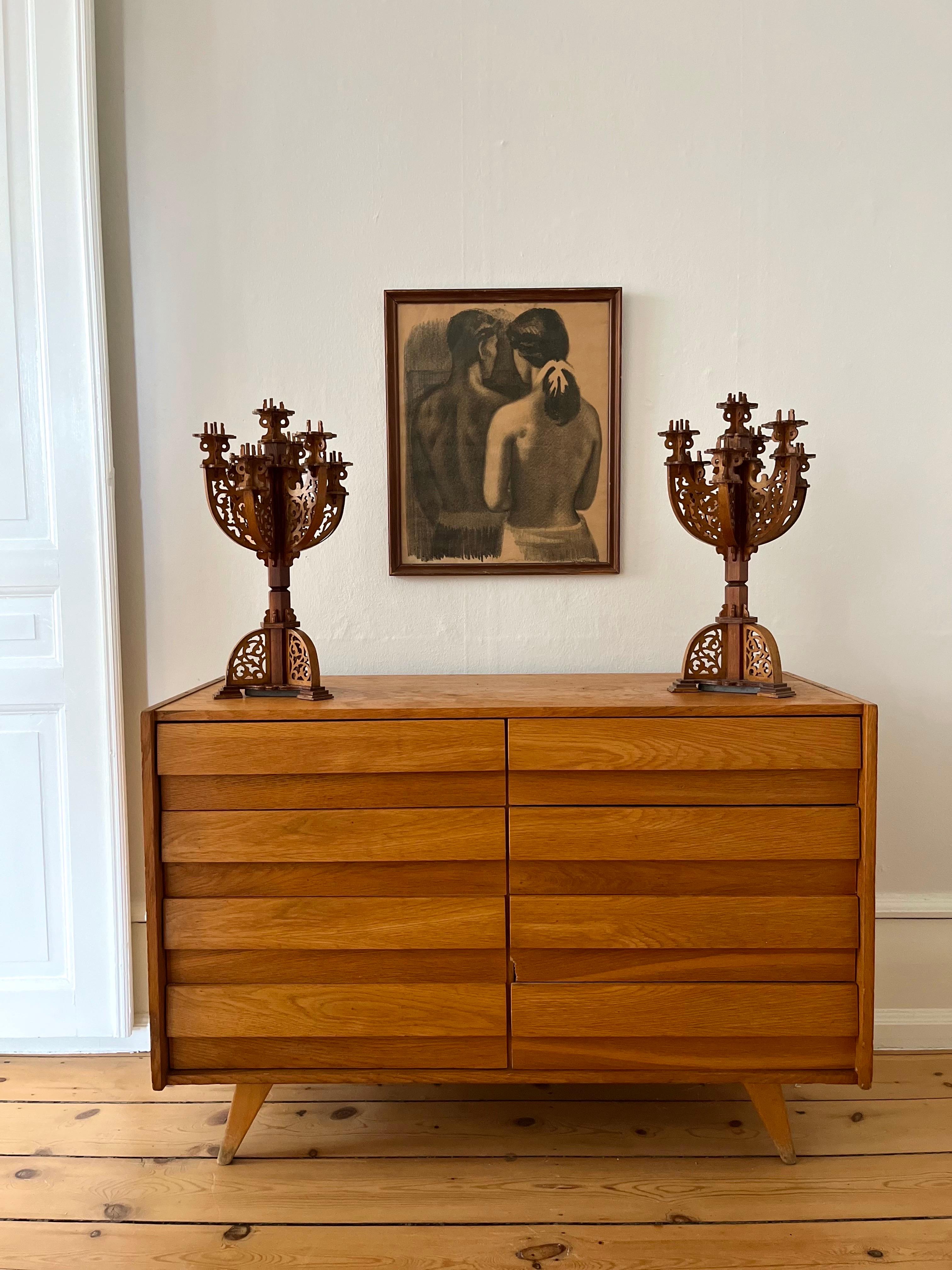Pareja de candelabros neogóticos suecos de madera tallada a mano, años 1910 Renacimiento gótico en venta