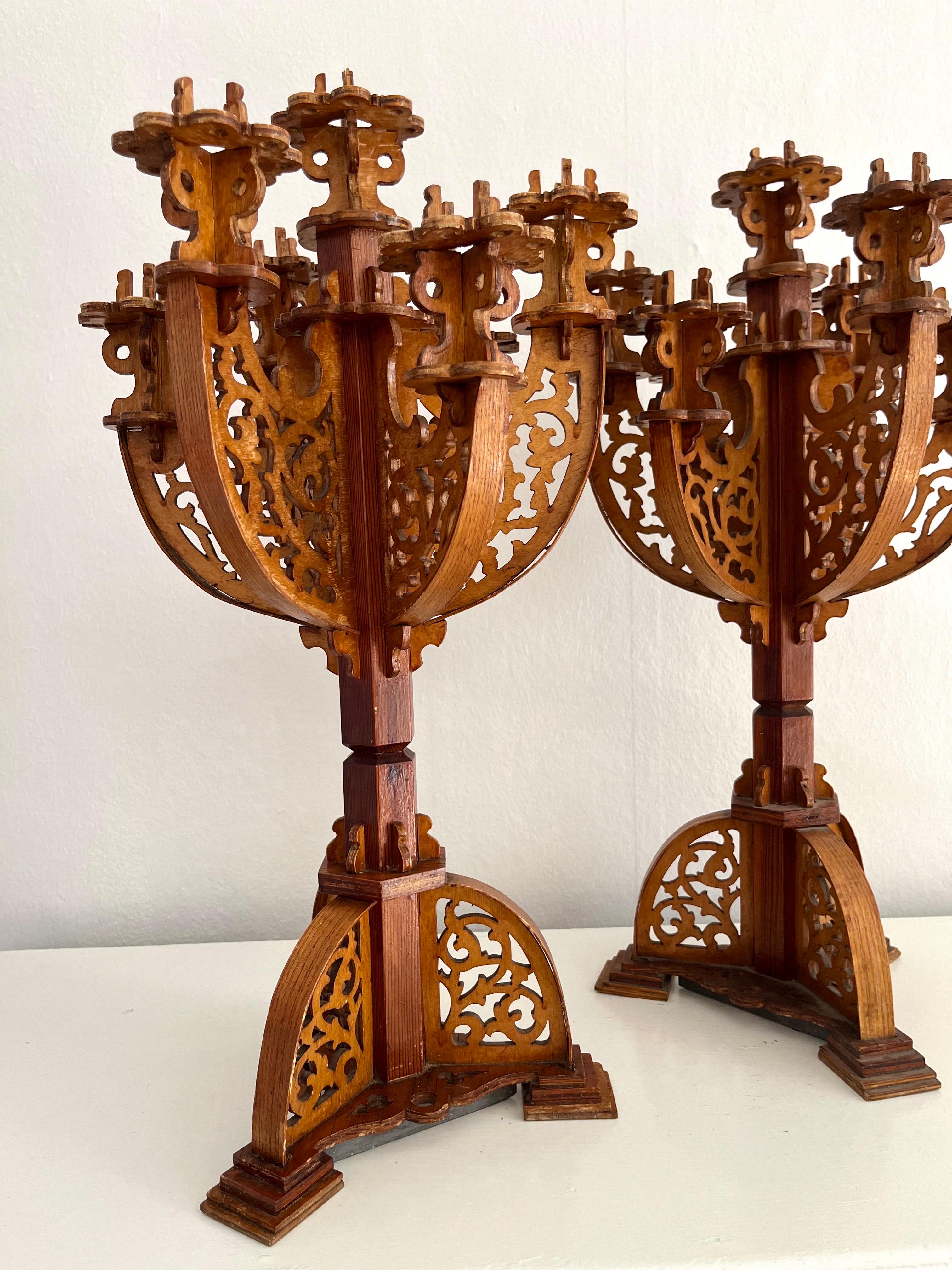 Pareja de candelabros neogóticos suecos de madera tallada a mano, años 1910 Sueco en venta