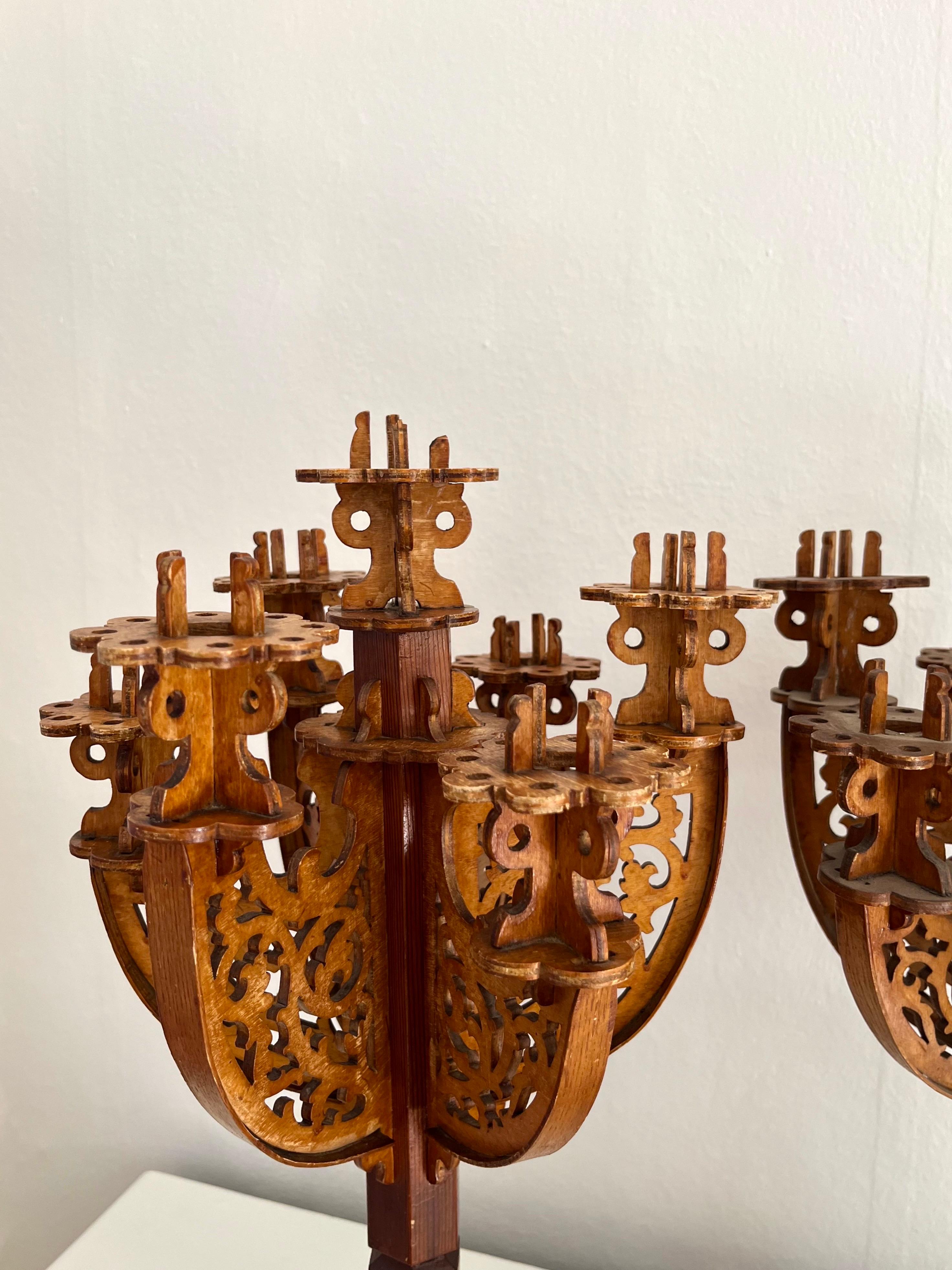 Pareja de candelabros neogóticos suecos de madera tallada a mano, años 1910 Tallado a mano en venta