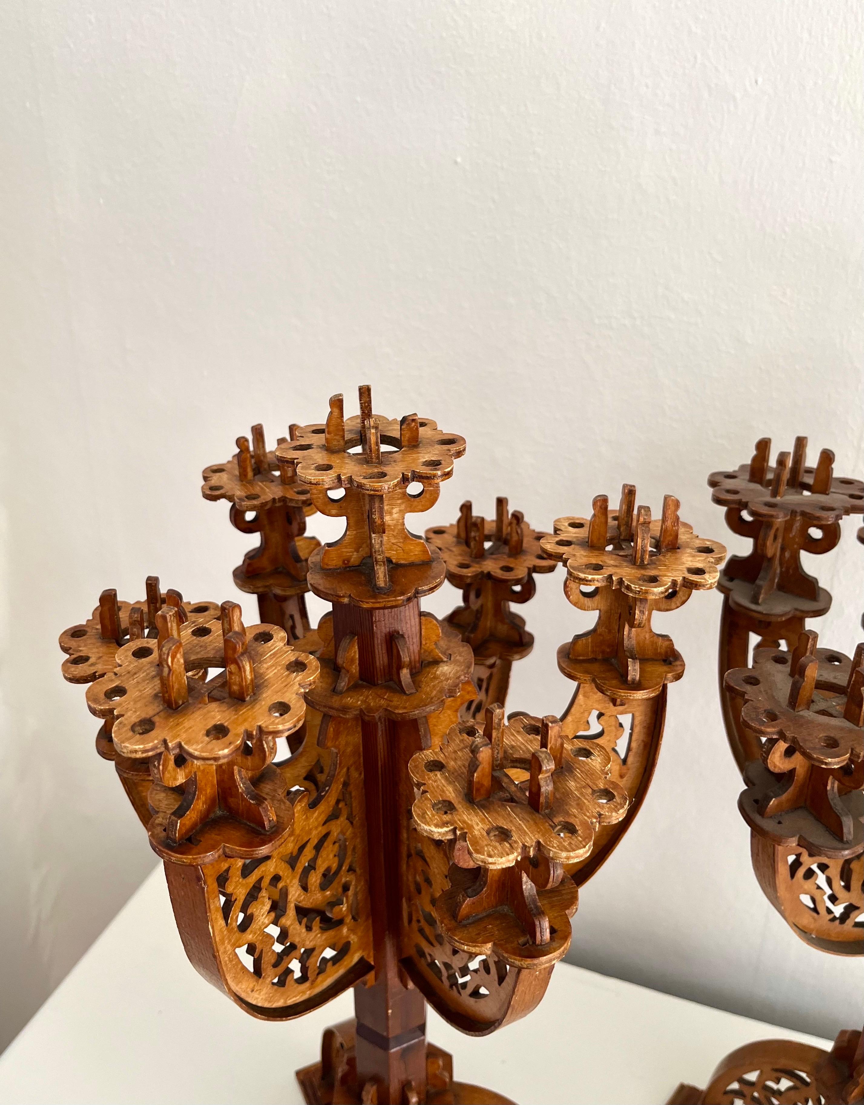 Pareja de candelabros neogóticos suecos de madera tallada a mano, años 1910 en Bueno estado para la venta en Frederiksberg C, DK