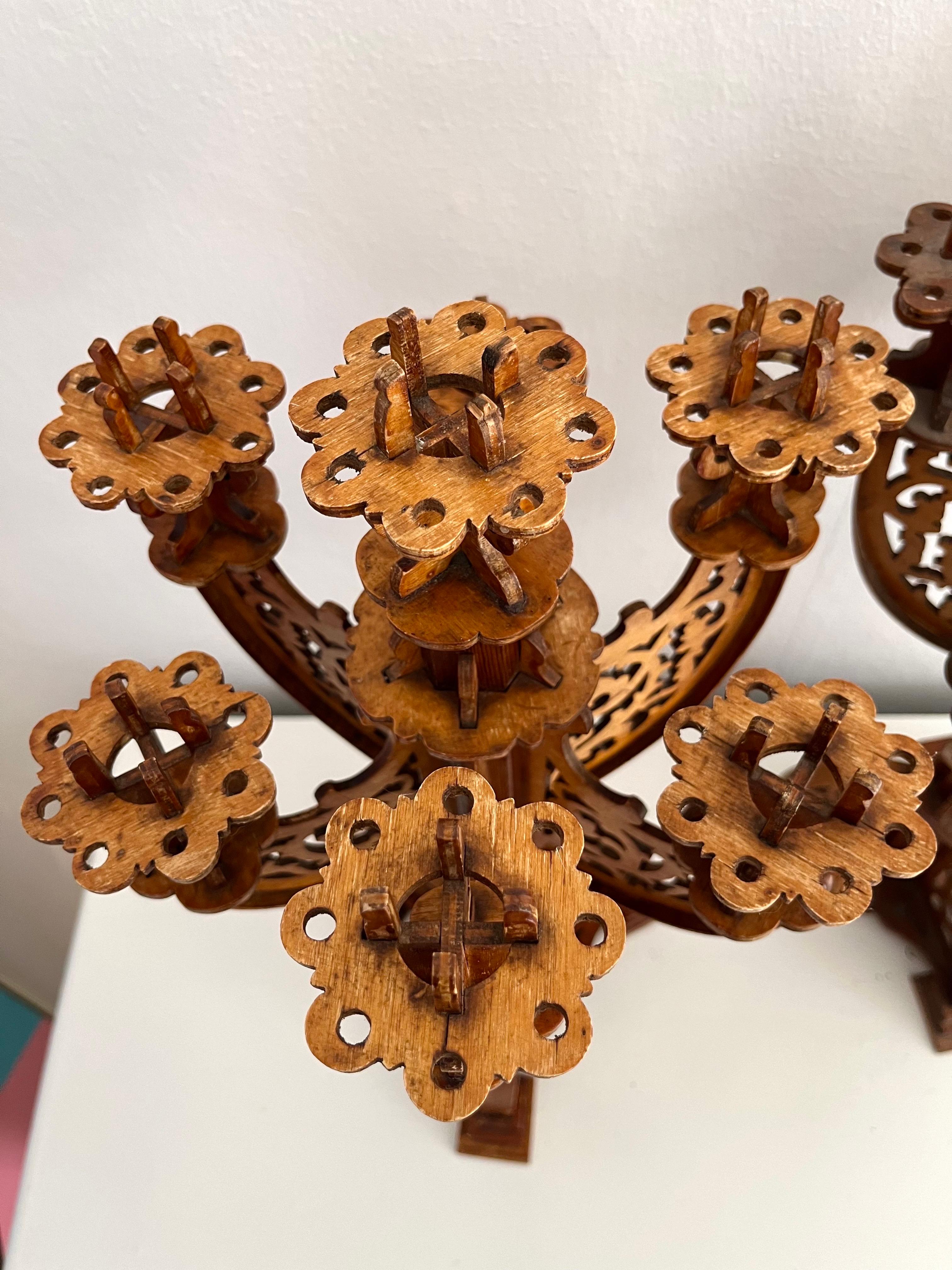 Pareja de candelabros neogóticos suecos de madera tallada a mano, años 1910 principios del siglo XX en venta