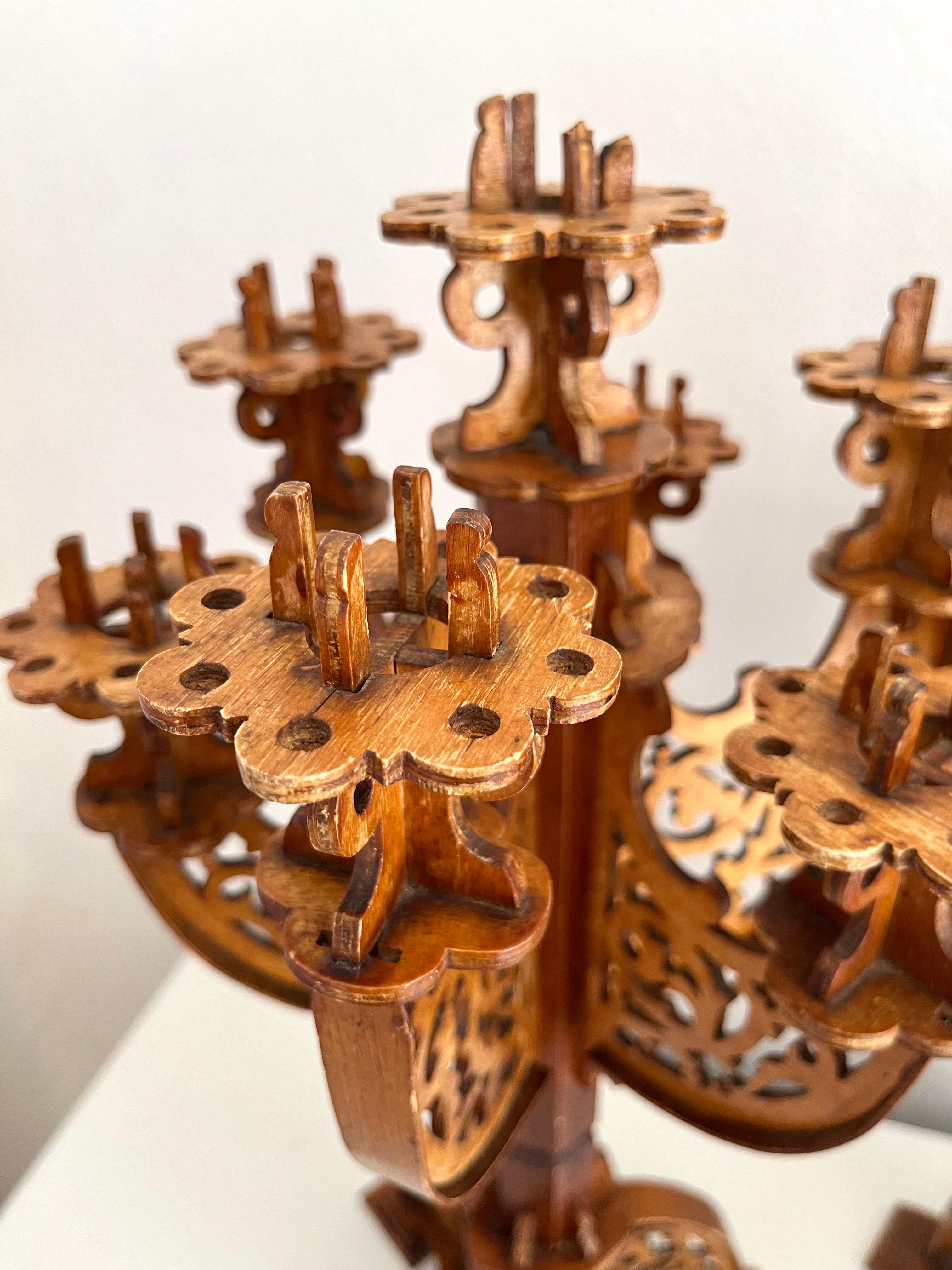 Pareja de candelabros neogóticos suecos de madera tallada a mano, años 1910 Pino en venta