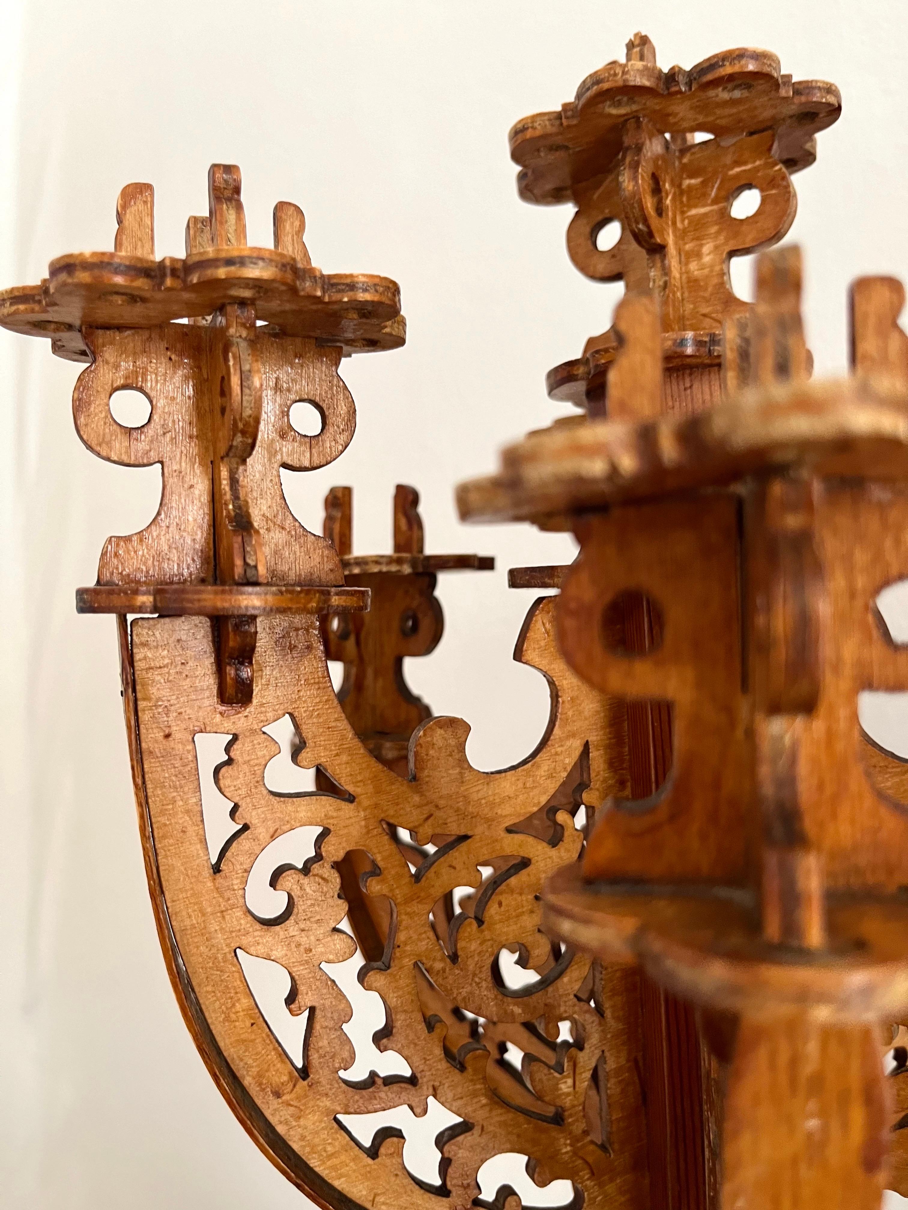 Pareja de candelabros neogóticos suecos de madera tallada a mano, años 1910 en venta 1