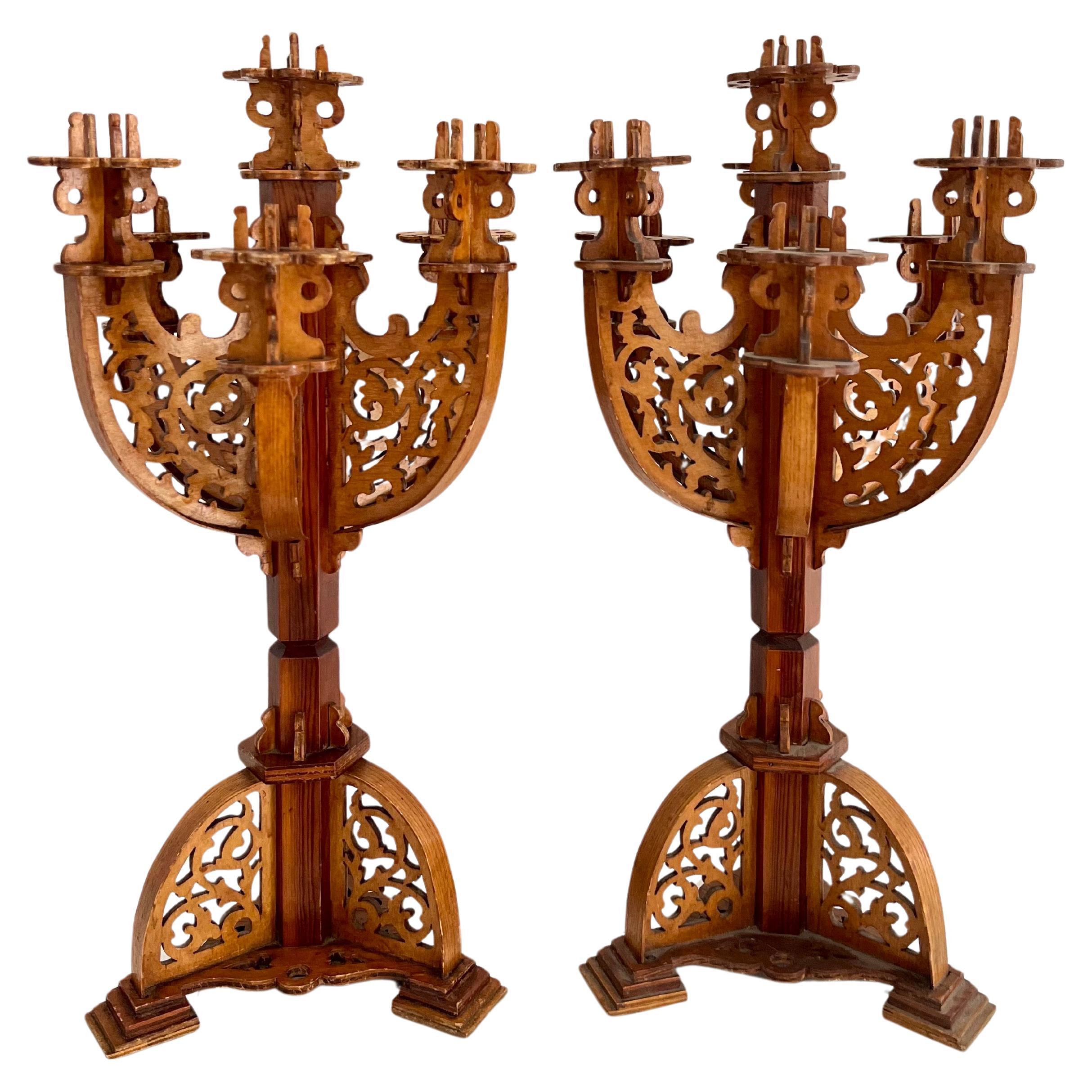 Coppia di candelabri svedesi neogotici in legno intagliati a mano, anni '10 del XIX secolo