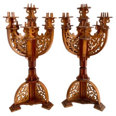 Pareja de candelabros neogóticos suecos de madera tallada a mano, años 1910