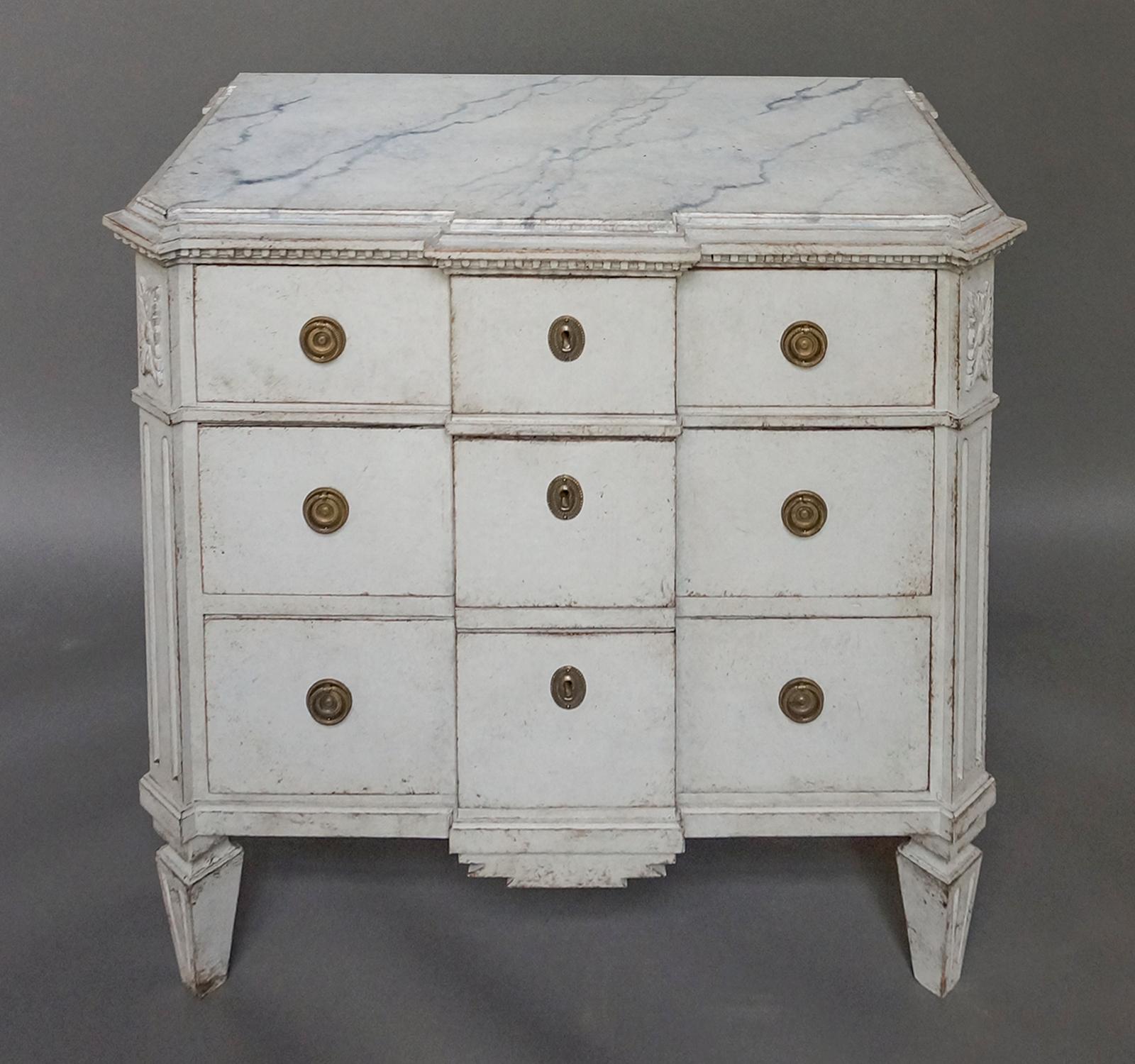 Pair of Swedish Neoclassical Breakfront Commodes In Good Condition In Great Barrington, MA