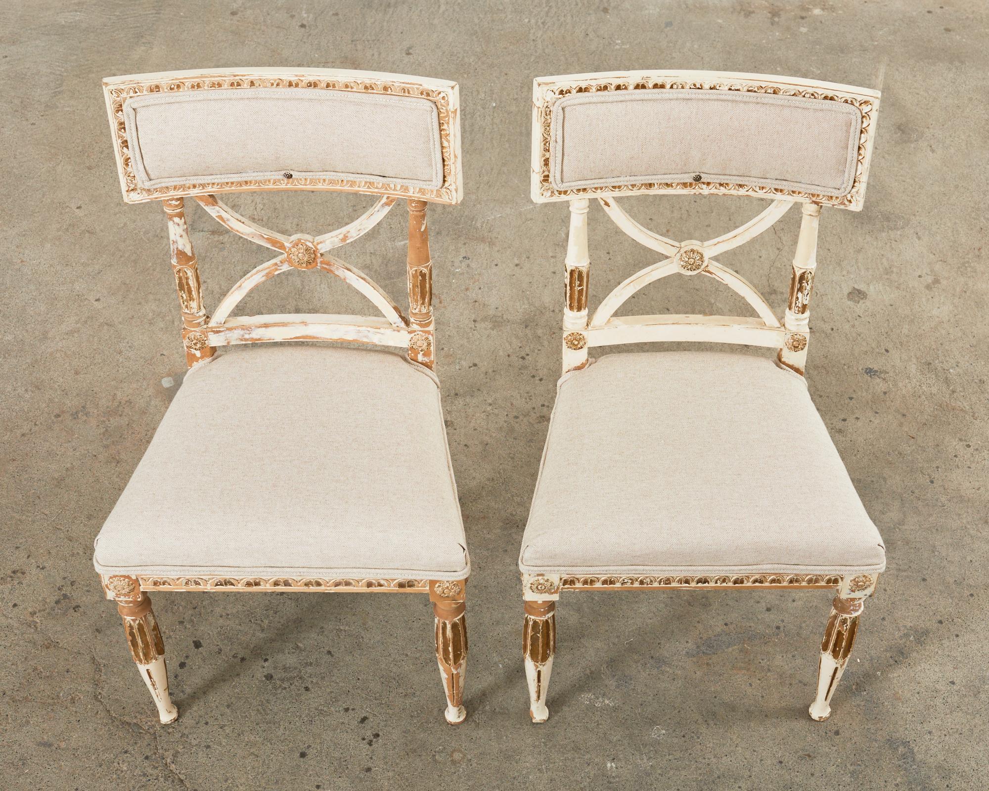Linen Pair of Swedish Neoclassical Gustavian Style Painted Hall Chairs For Sale