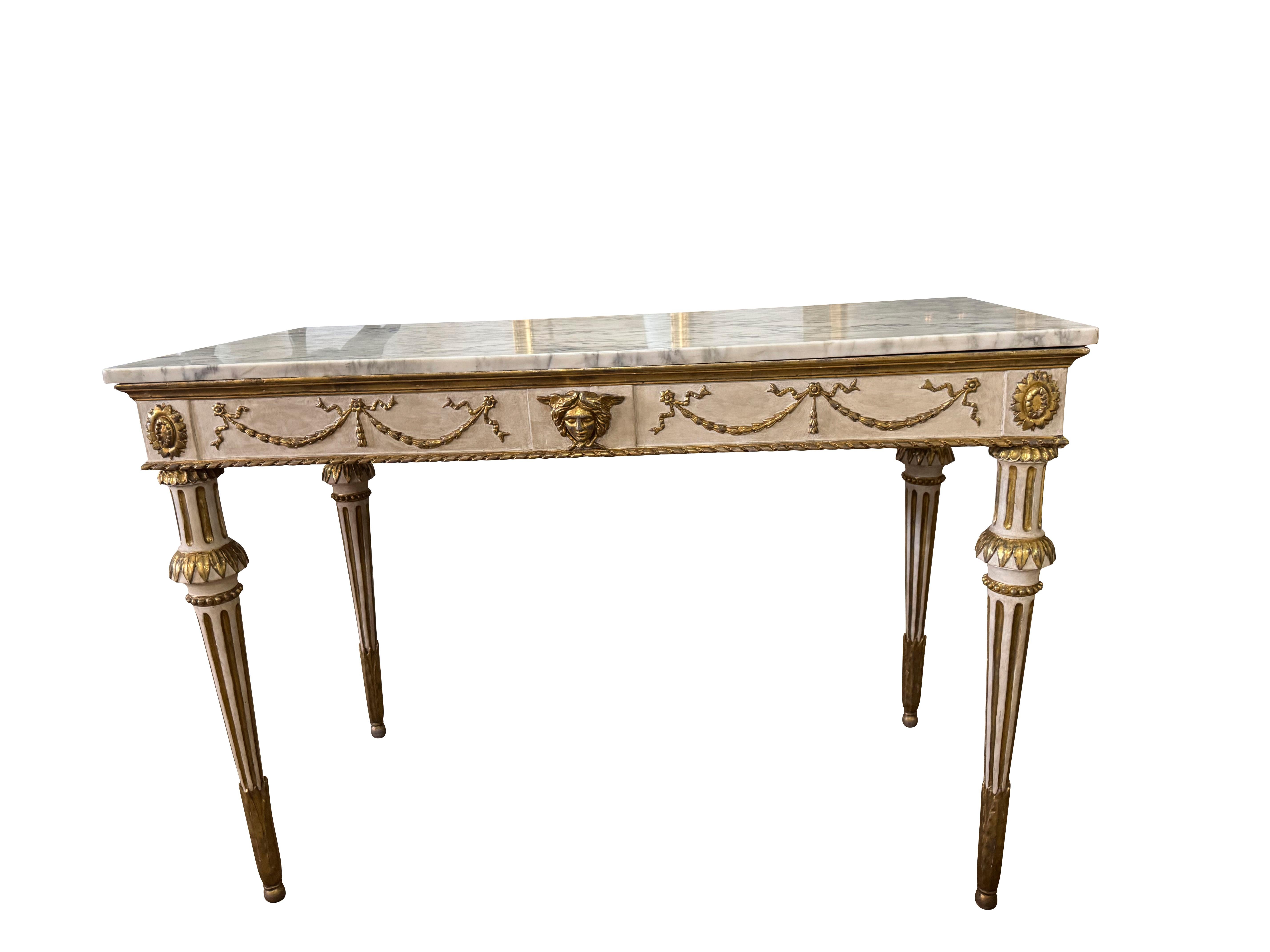 Coppia di tavoli da console svedesi neoclassici dipinti e dorati con marmo in vendita 4