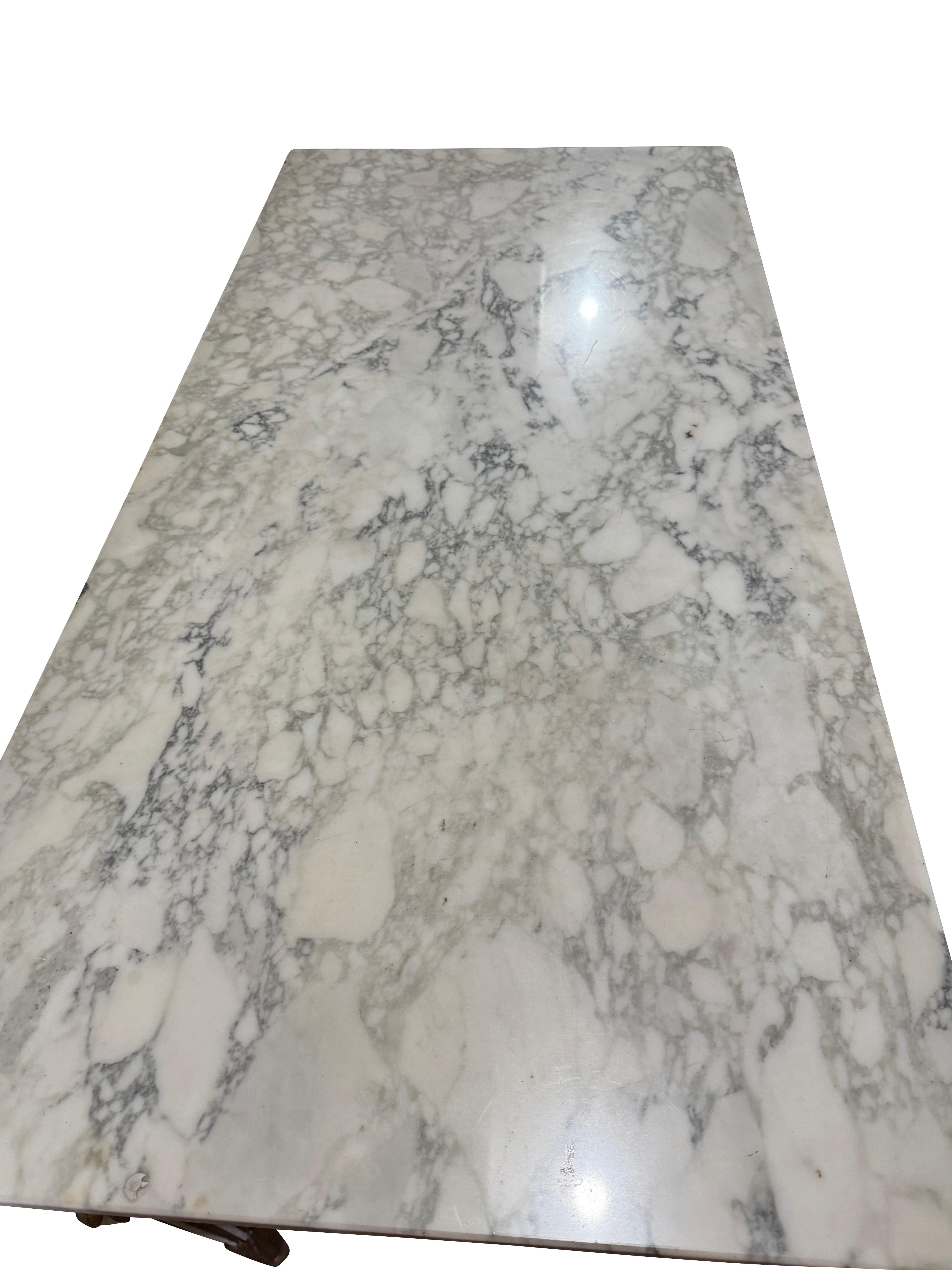 Coppia di tavoli da console svedesi neoclassici dipinti e dorati con marmo in vendita 8