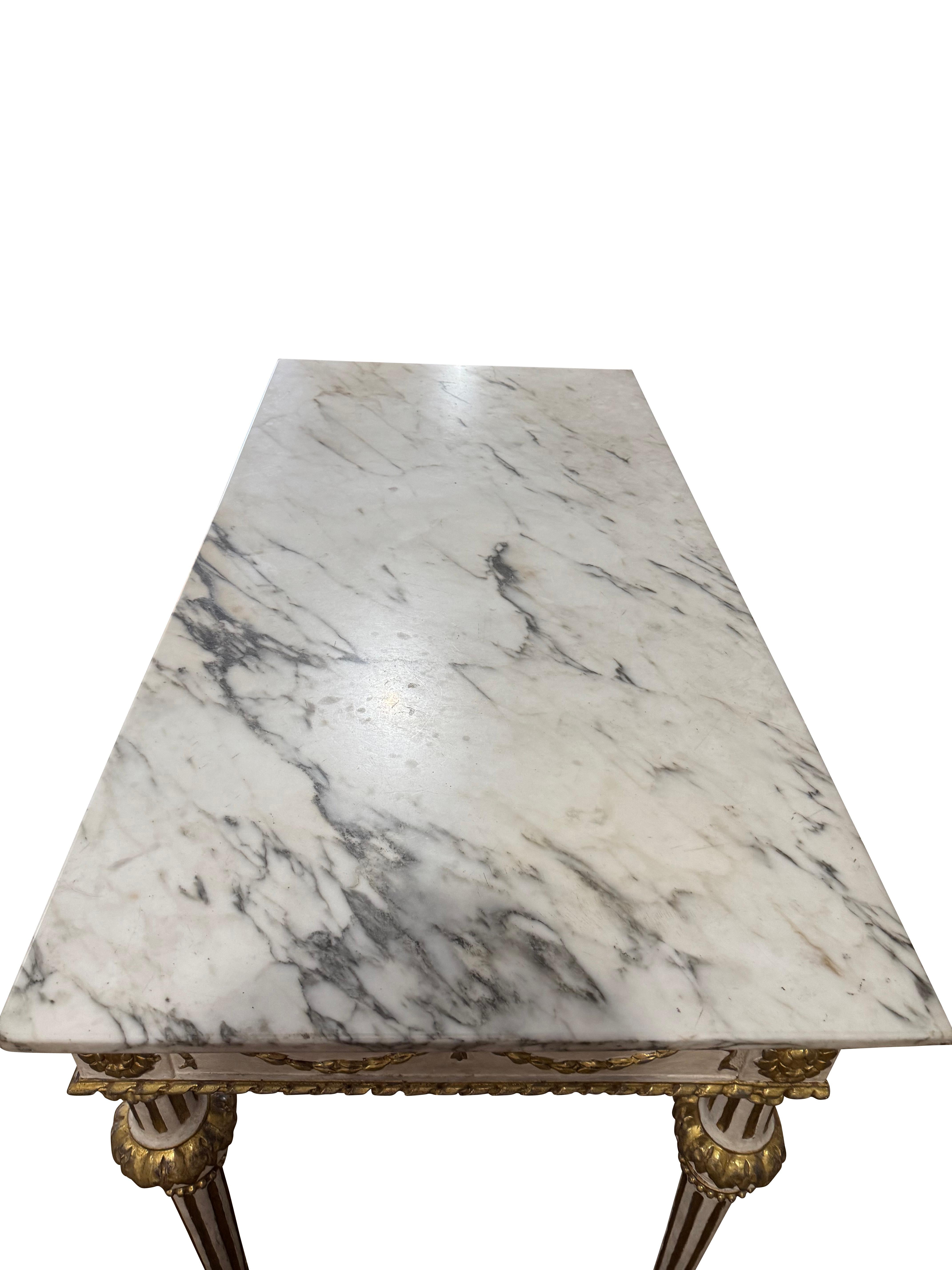 Coppia di tavoli da console svedesi neoclassici dipinti e dorati con marmo in vendita 9