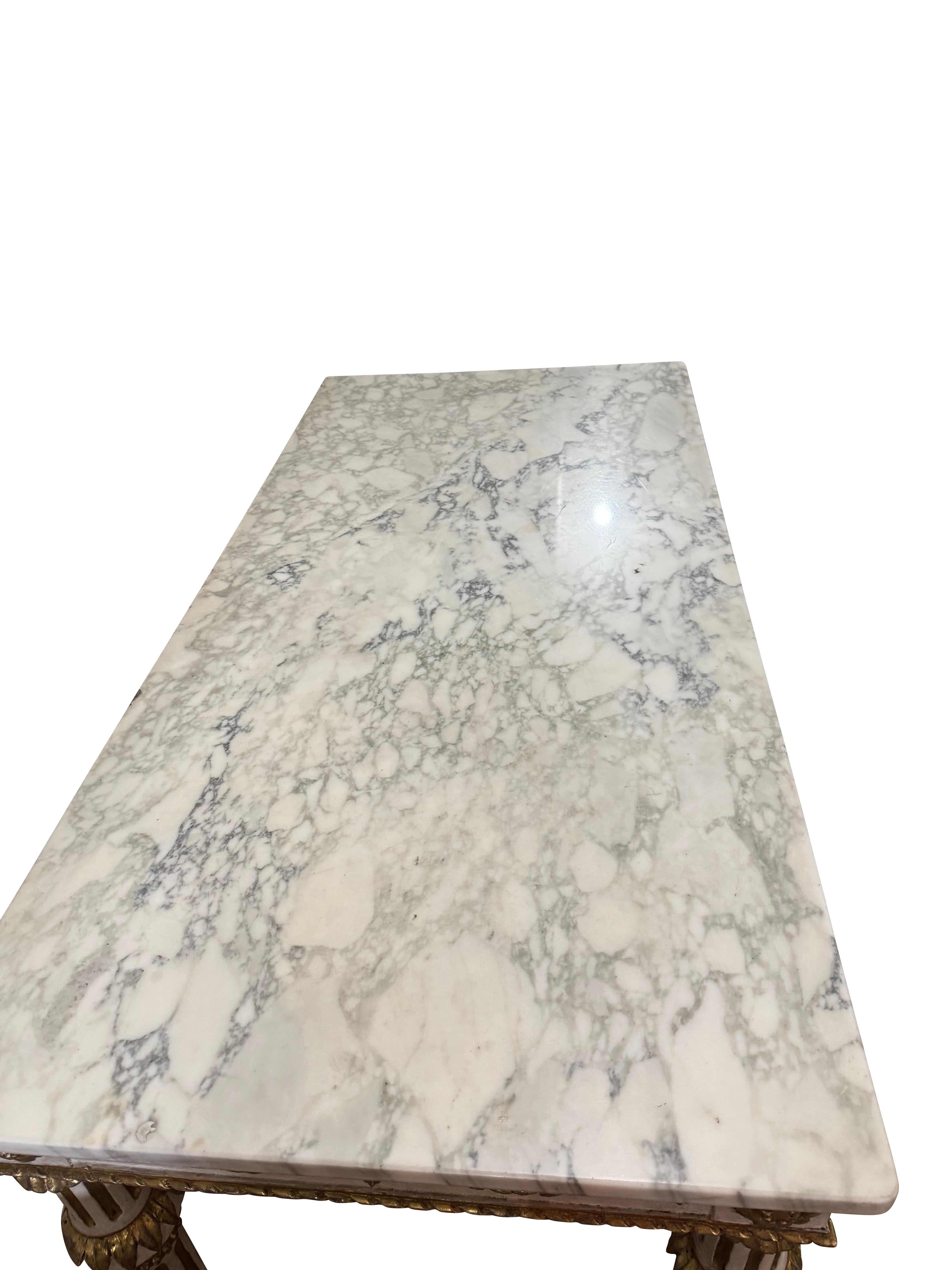 Intagliato a mano Coppia di tavoli da console svedesi neoclassici dipinti e dorati con marmo in vendita