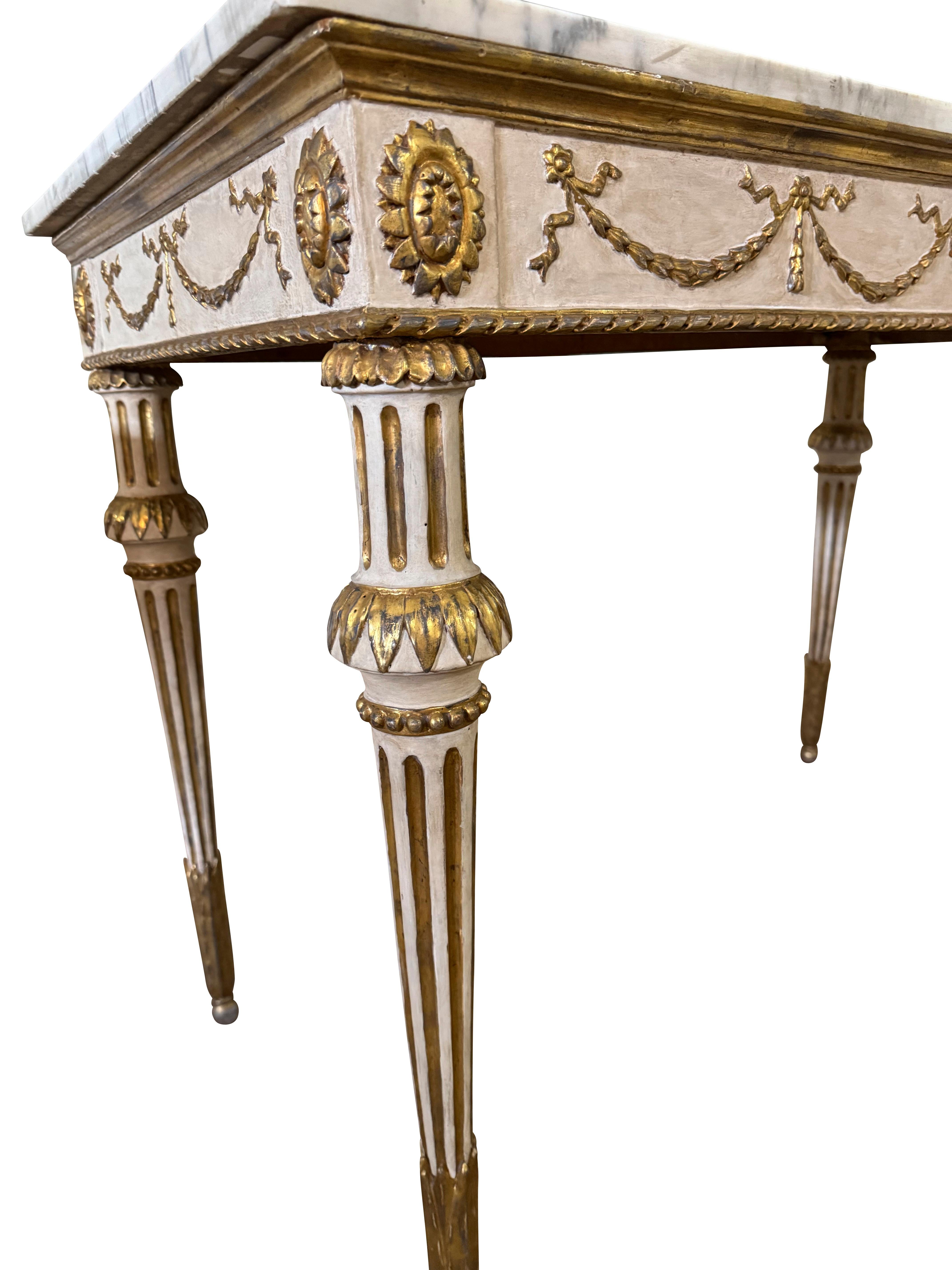 Coppia di tavoli da console svedesi neoclassici dipinti e dorati con marmo In condizioni buone in vendita a Essex, MA