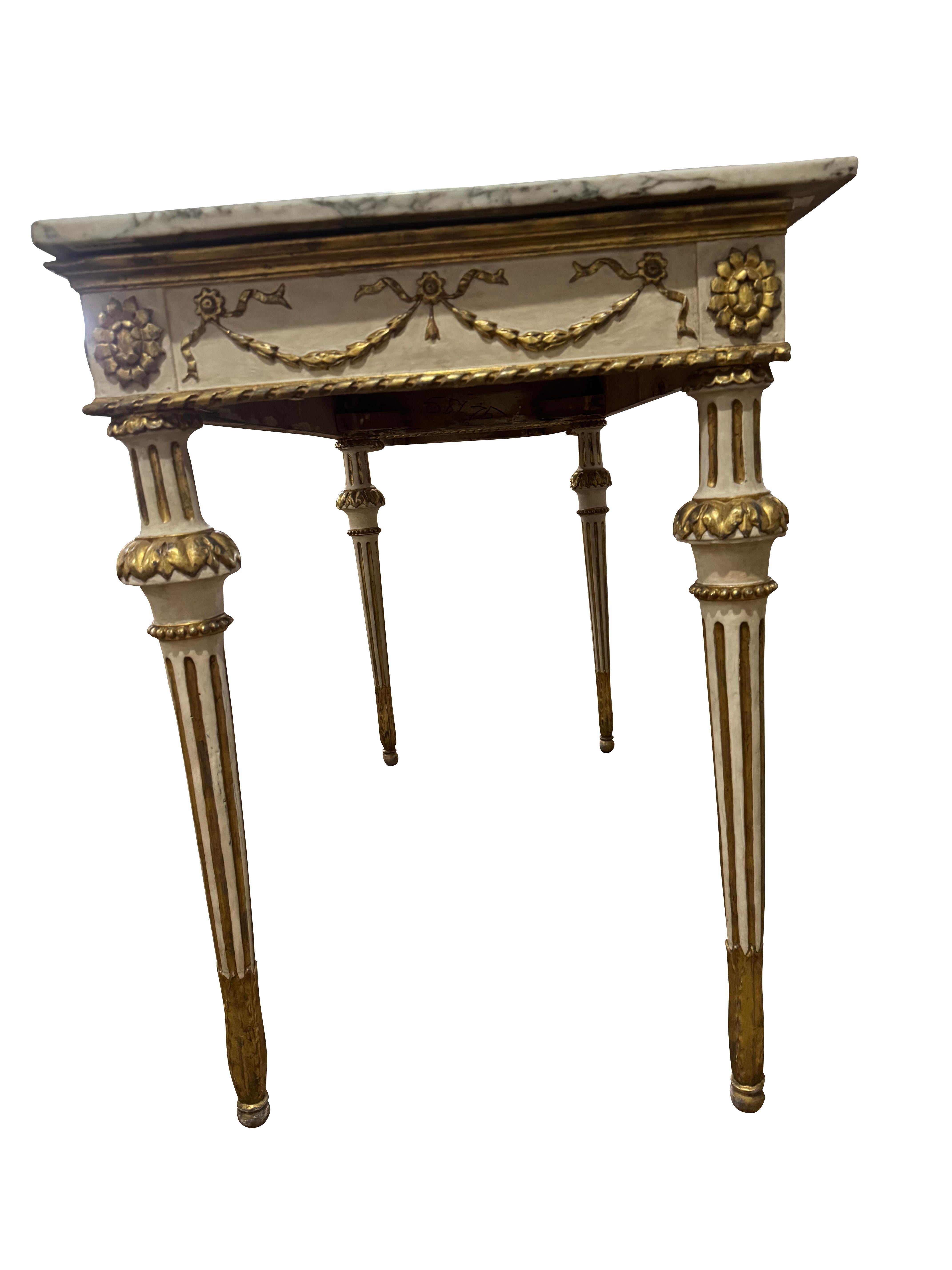 Marmo Coppia di tavoli da console svedesi neoclassici dipinti e dorati con marmo in vendita