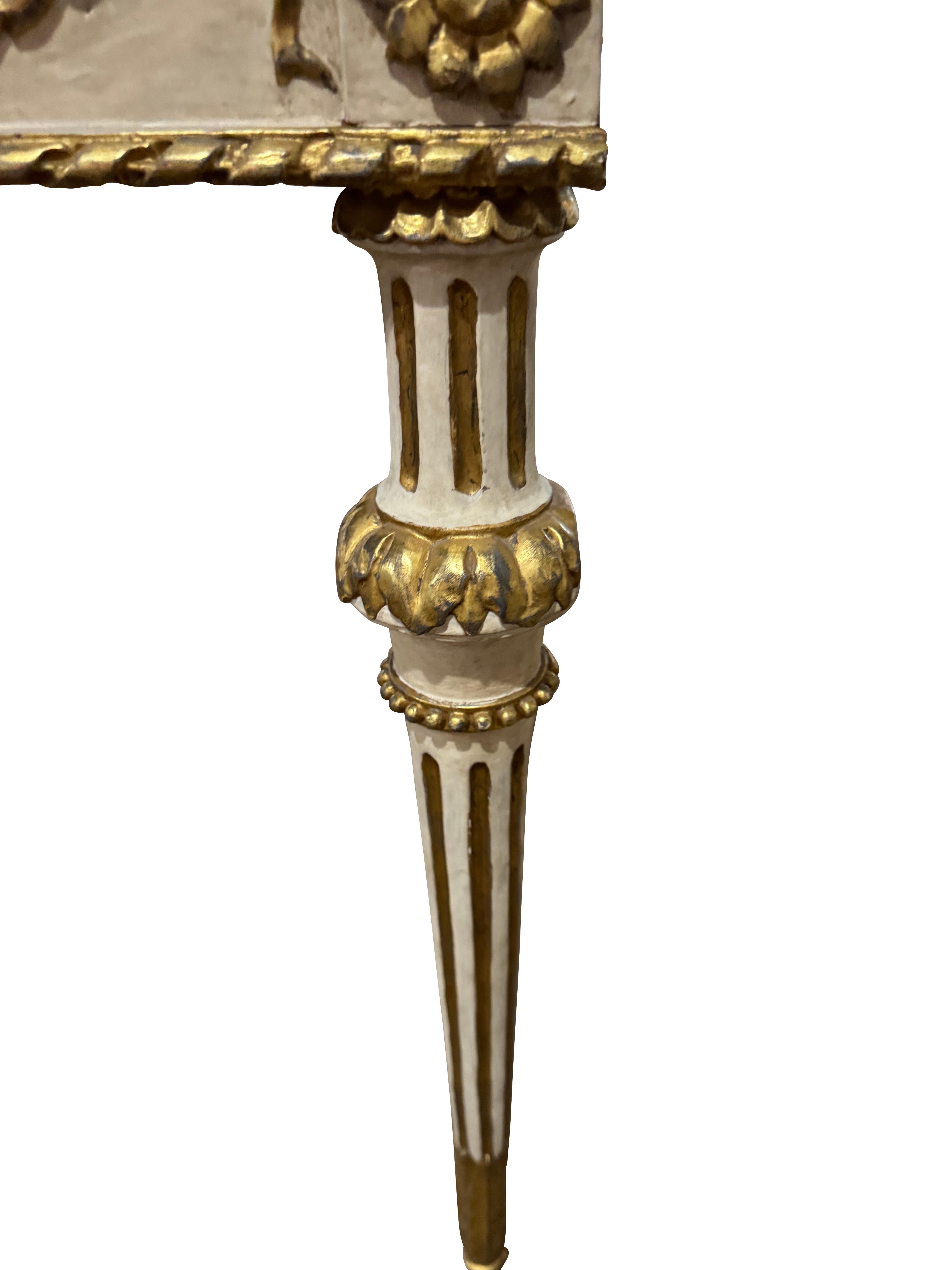 Coppia di tavoli da console svedesi neoclassici dipinti e dorati con marmo in vendita 1
