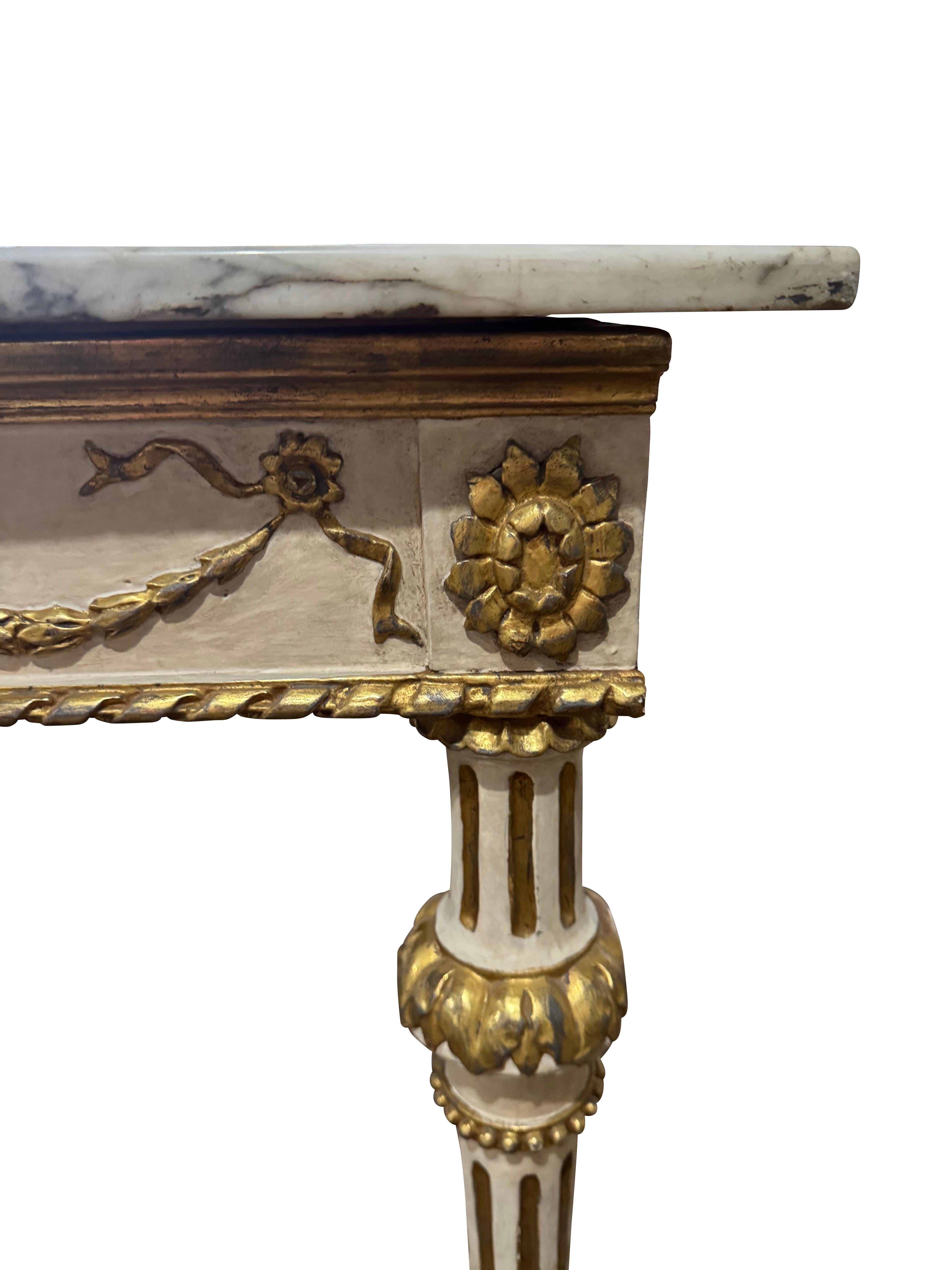 Coppia di tavoli da console svedesi neoclassici dipinti e dorati con marmo in vendita 2