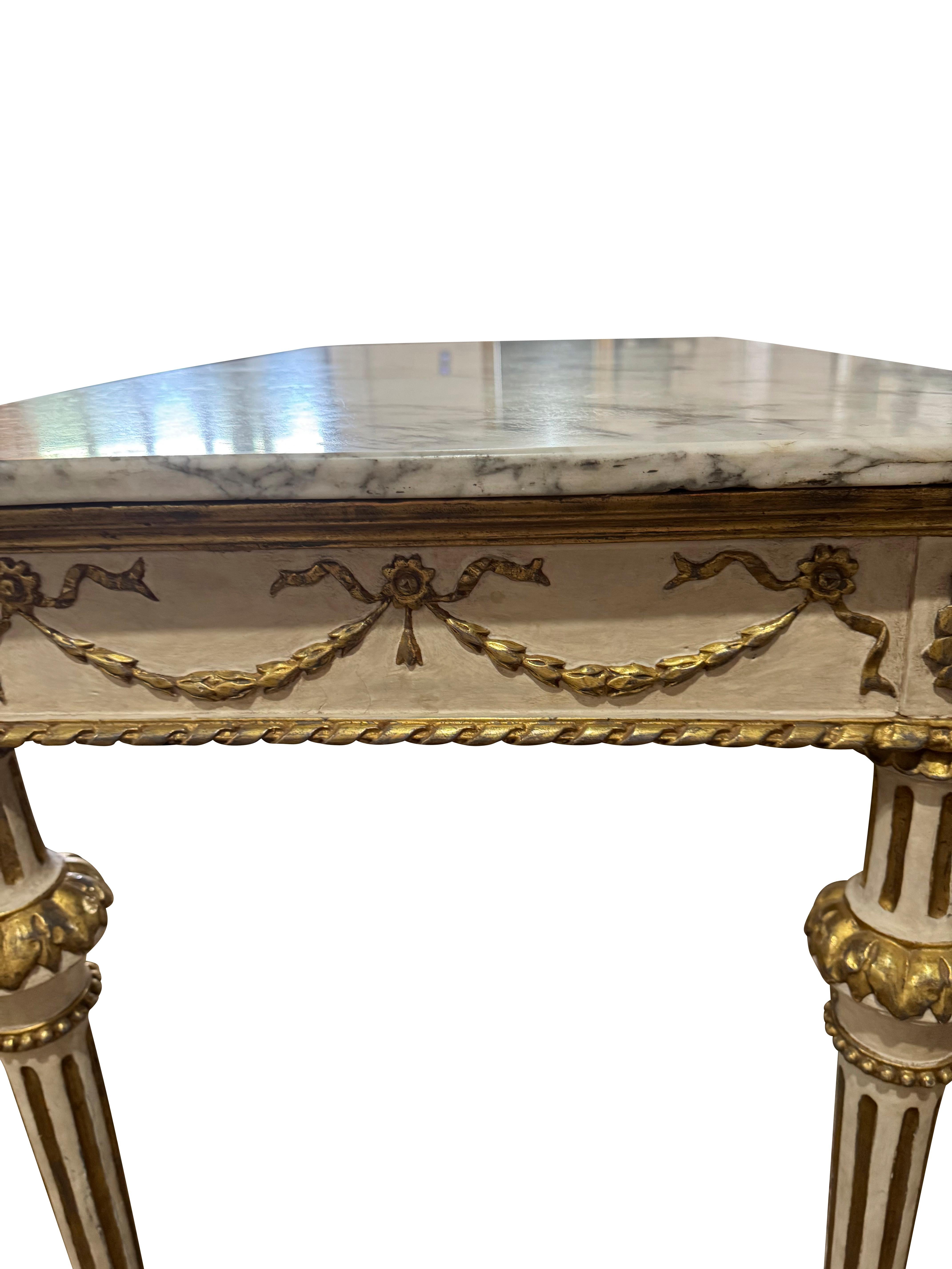 Coppia di tavoli da console svedesi neoclassici dipinti e dorati con marmo in vendita 3