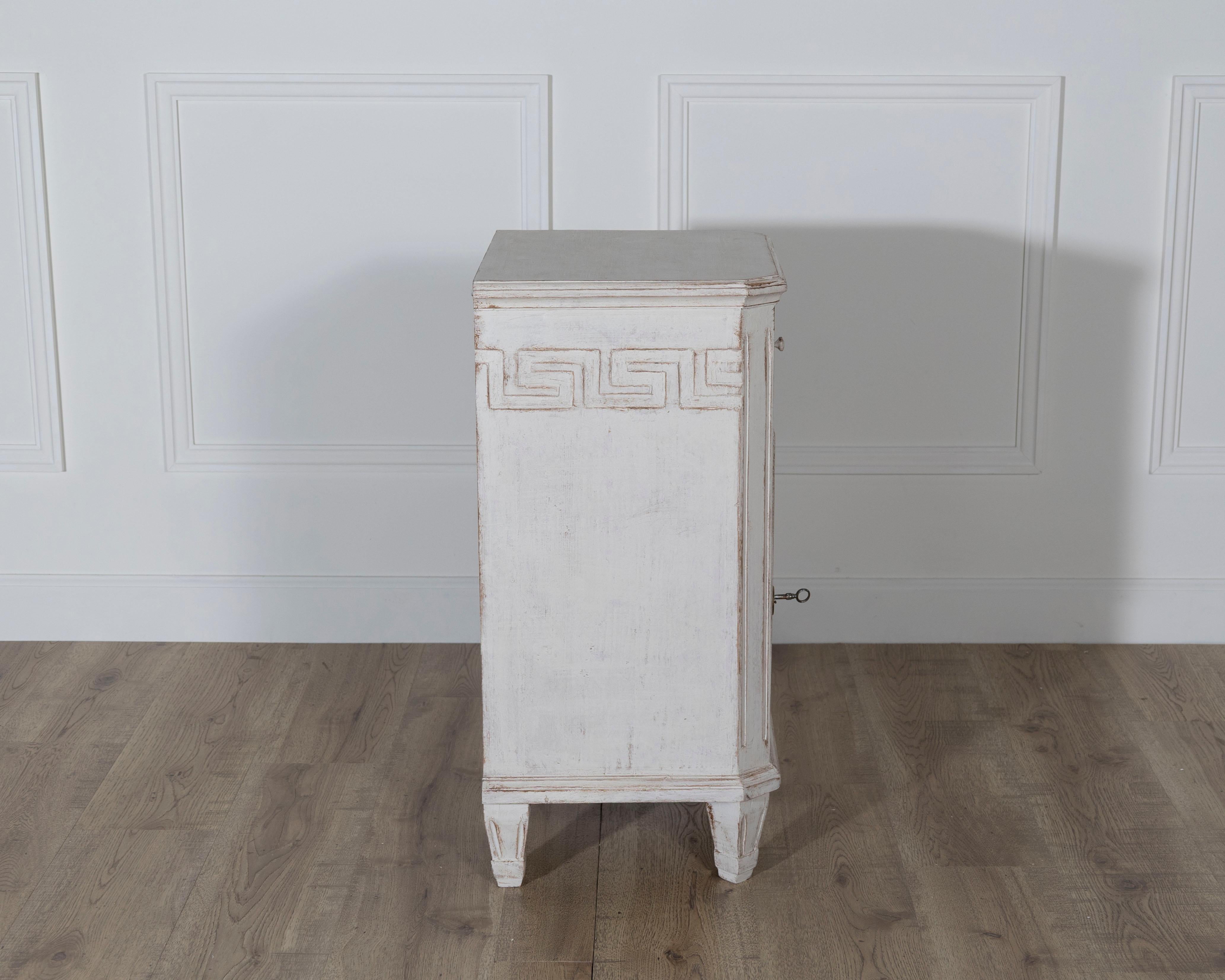 Paire de tables de nuit peintes de style néoclassique suédois, vers 1880 en vente 3
