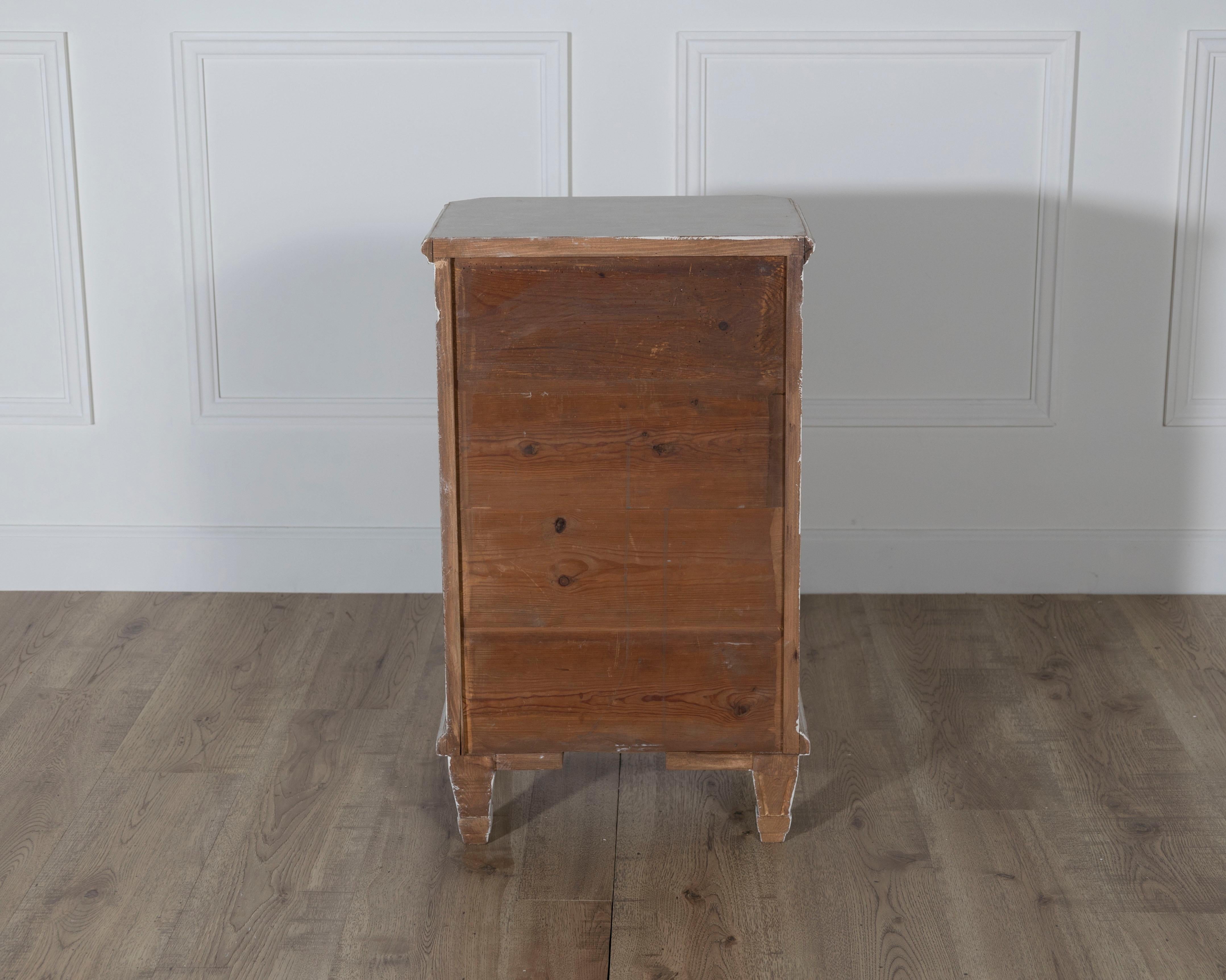 Paire de tables de nuit peintes de style néoclassique suédois, vers 1880 en vente 4