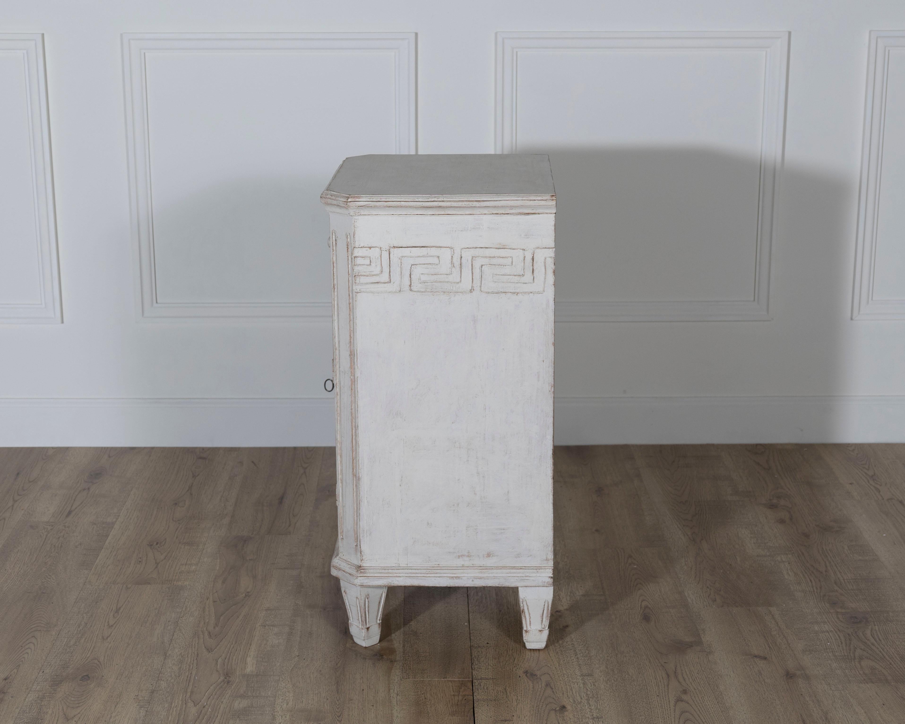 Paire de tables de nuit peintes de style néoclassique suédois, vers 1880 en vente 5