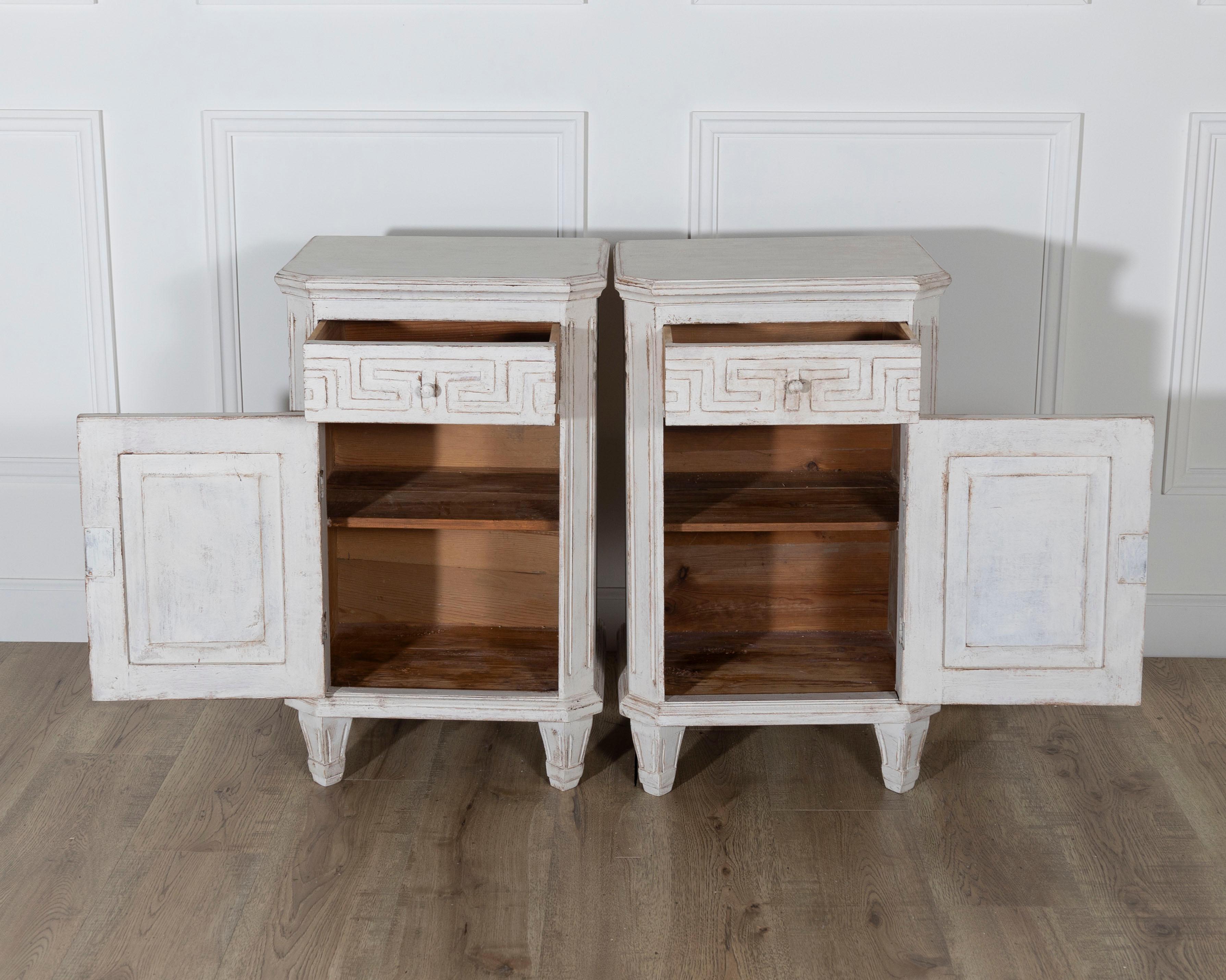 Suédois Paire de tables de nuit peintes de style néoclassique suédois, vers 1880 en vente