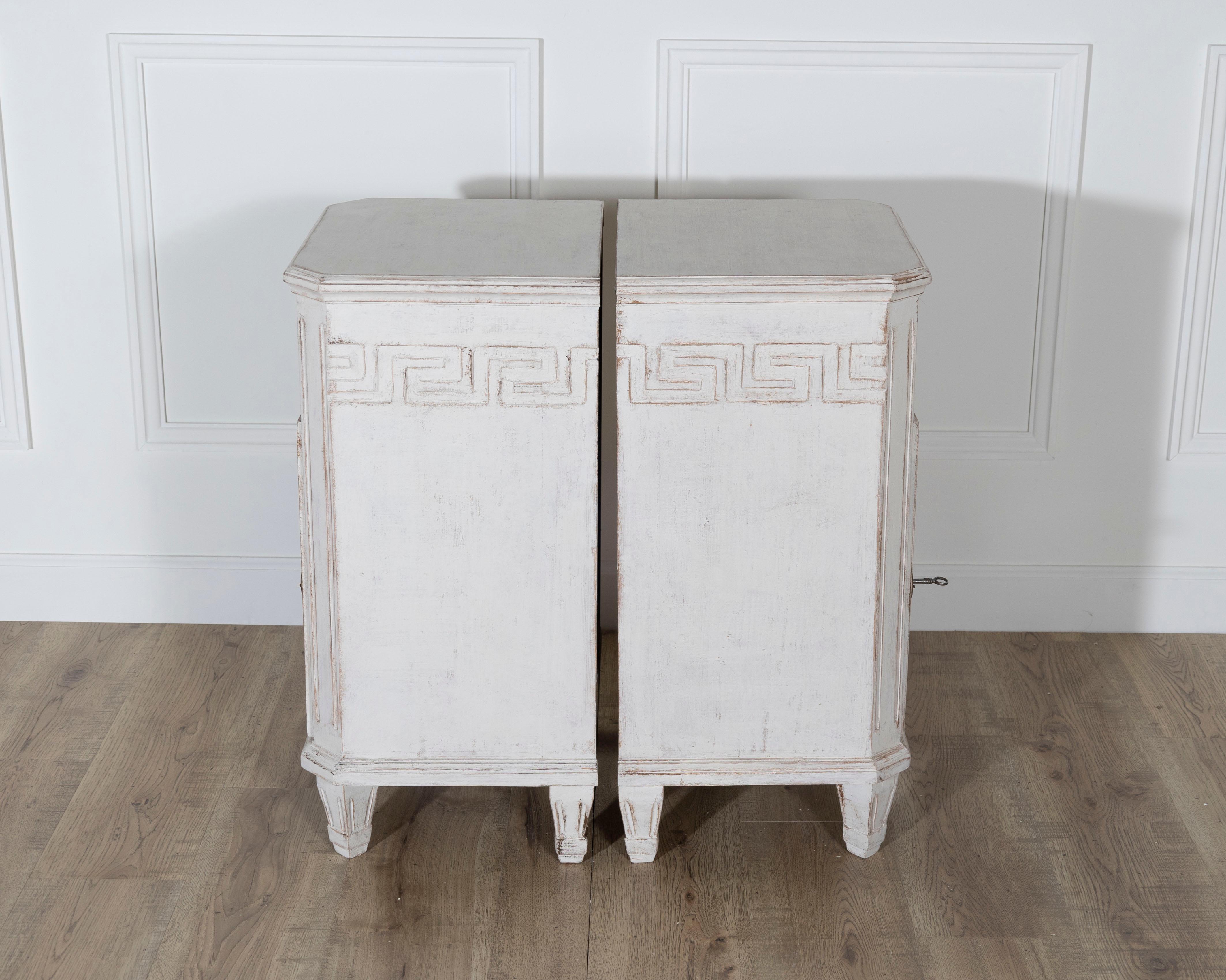Peint Paire de tables de nuit peintes de style néoclassique suédois, vers 1880 en vente