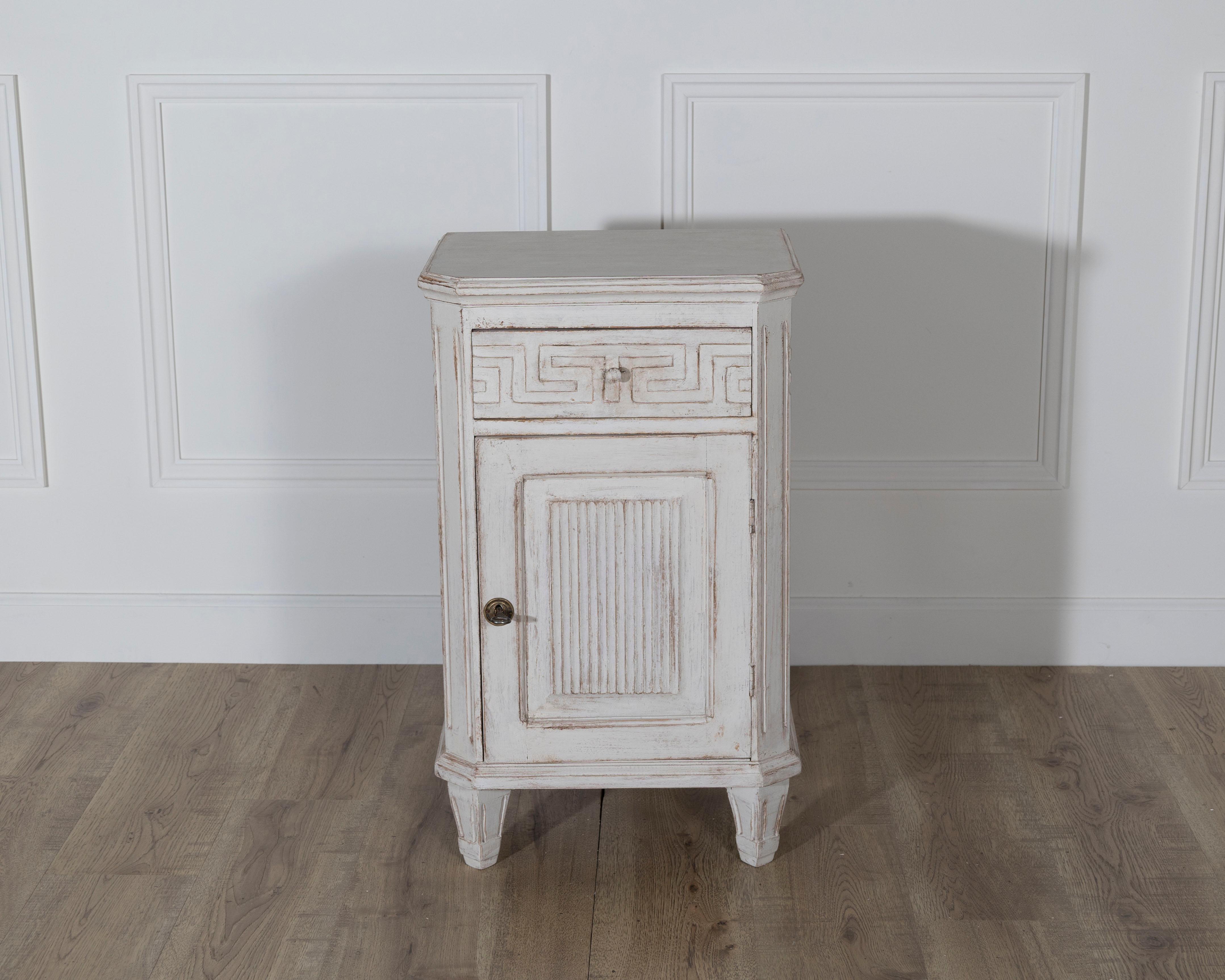 XIXe siècle Paire de tables de nuit peintes de style néoclassique suédois, vers 1880 en vente