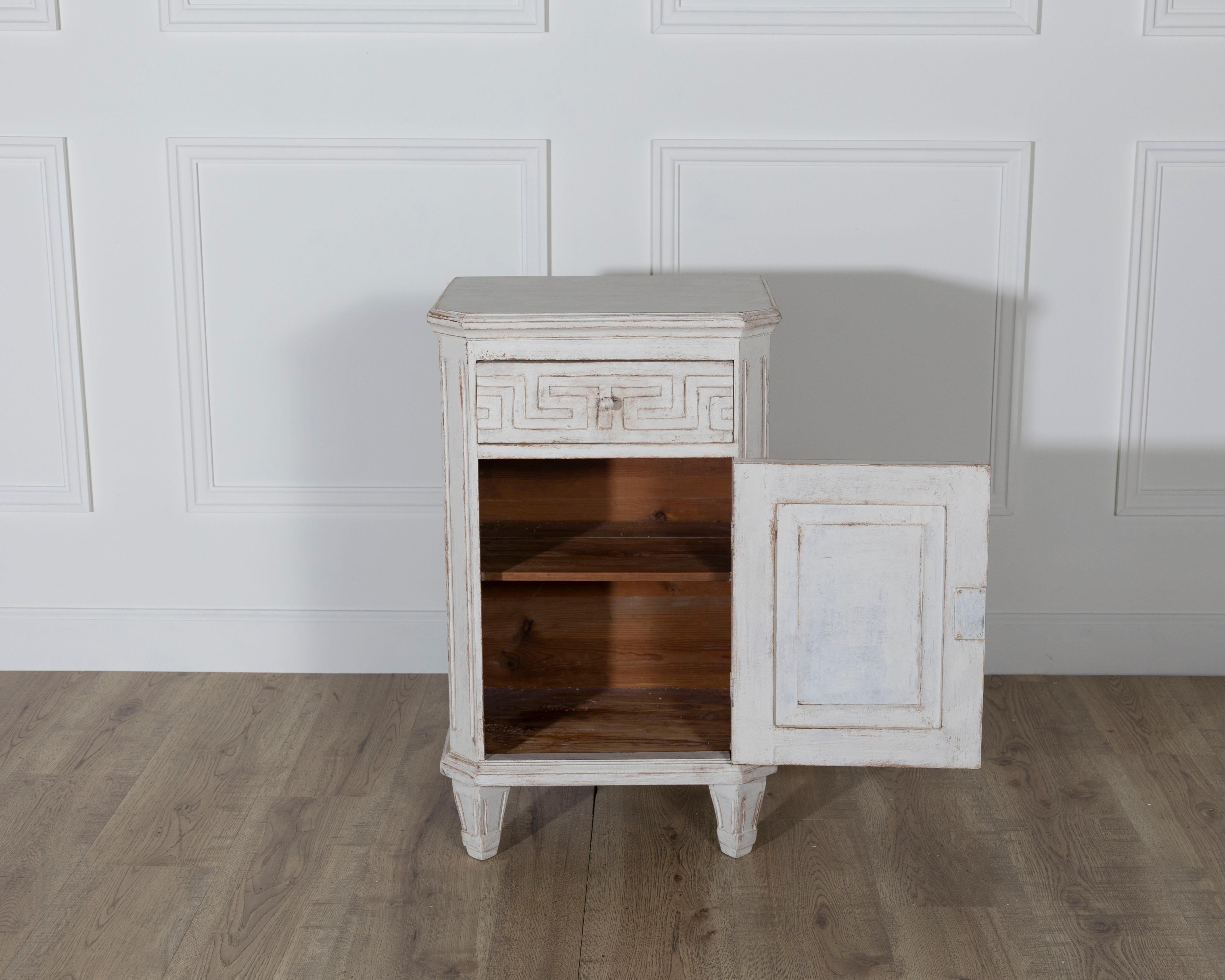 Bois Paire de tables de nuit peintes de style néoclassique suédois, vers 1880 en vente