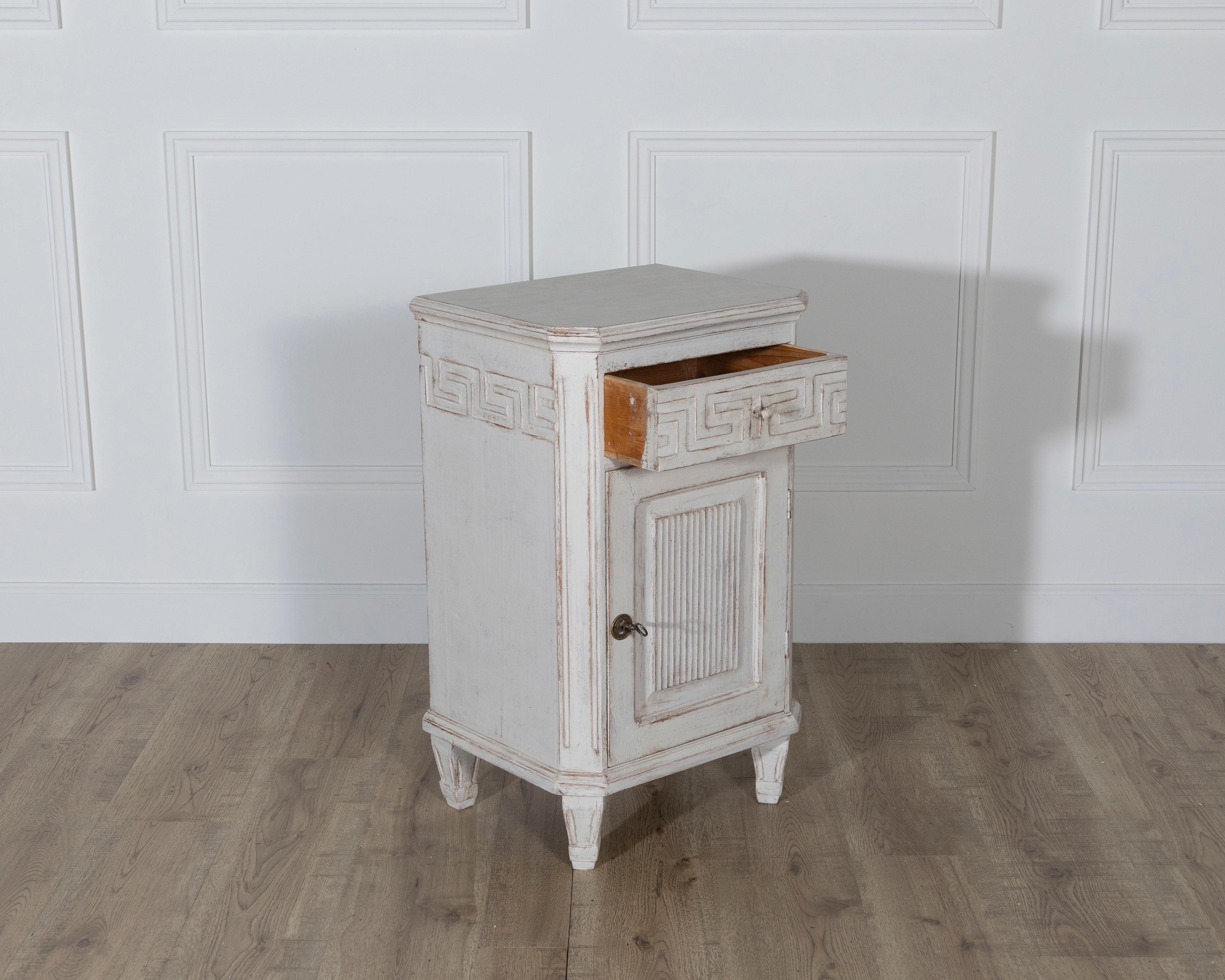 Paire de tables de nuit peintes de style néoclassique suédois, vers 1880 en vente 1