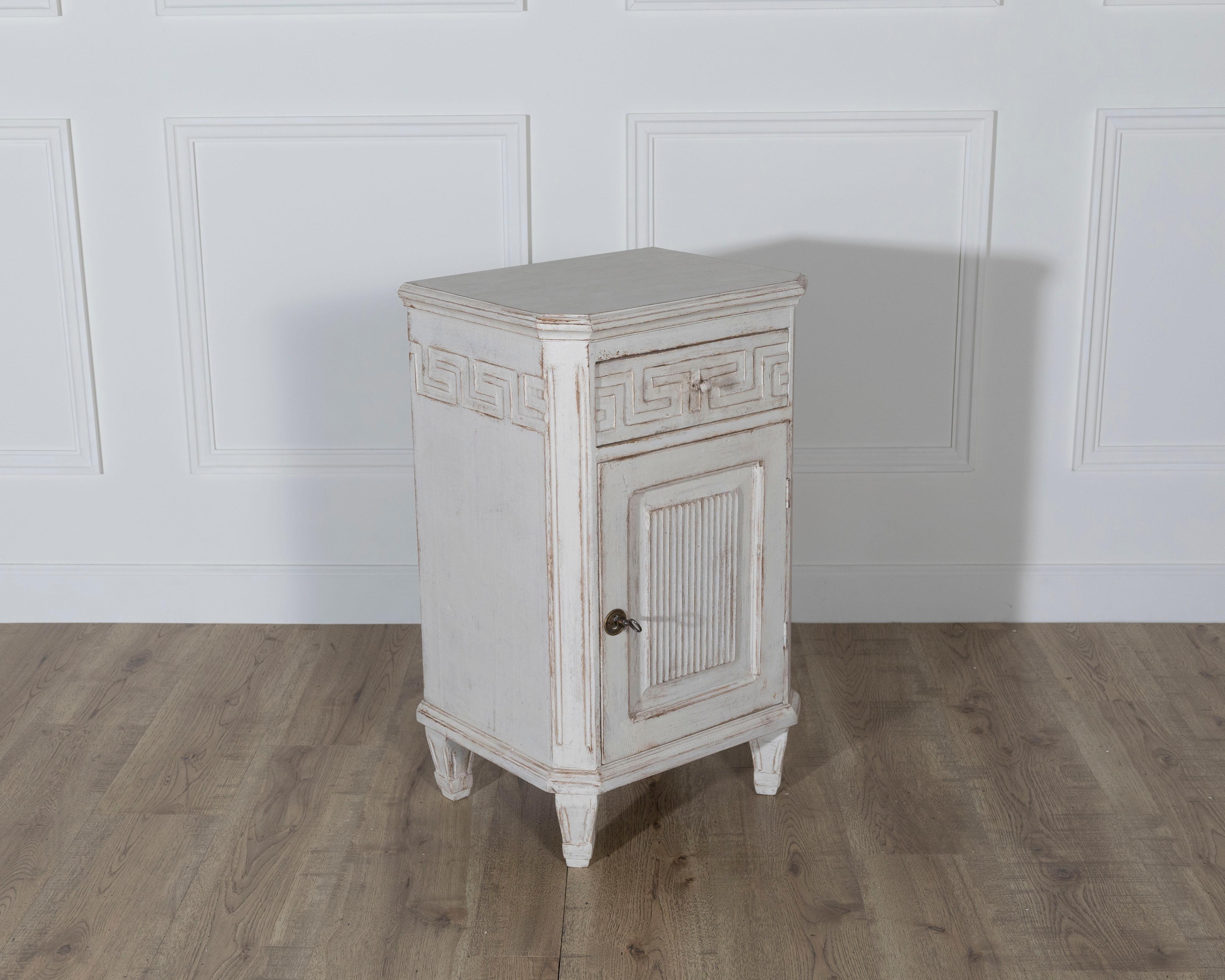 Paire de tables de nuit peintes de style néoclassique suédois, vers 1880 en vente 2