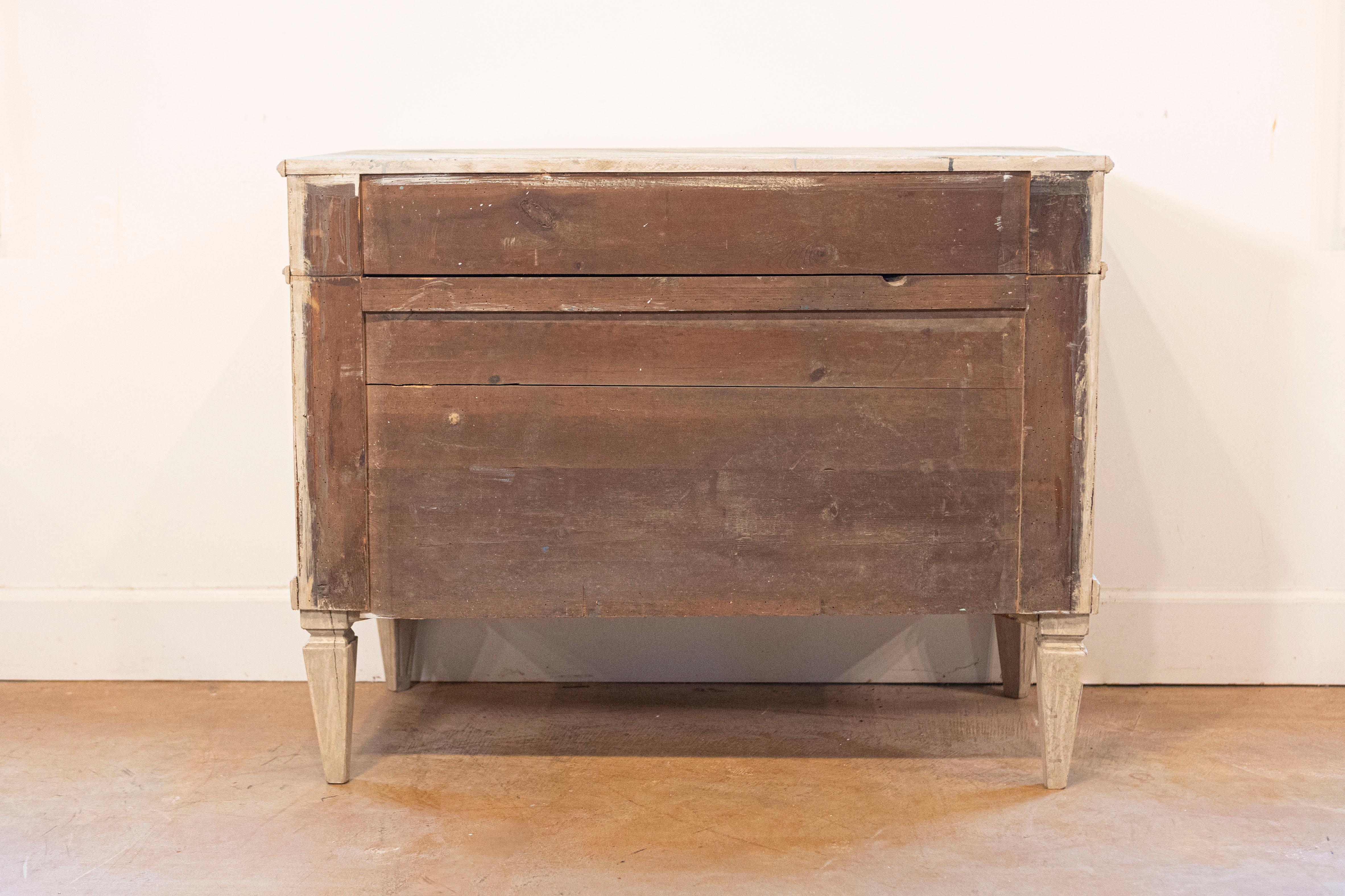 Schwedische Kommoden im neoklassischen Stil des 19. Jahrhunderts mit bemalten griechischen Schlüsseln, Paar (Holz)