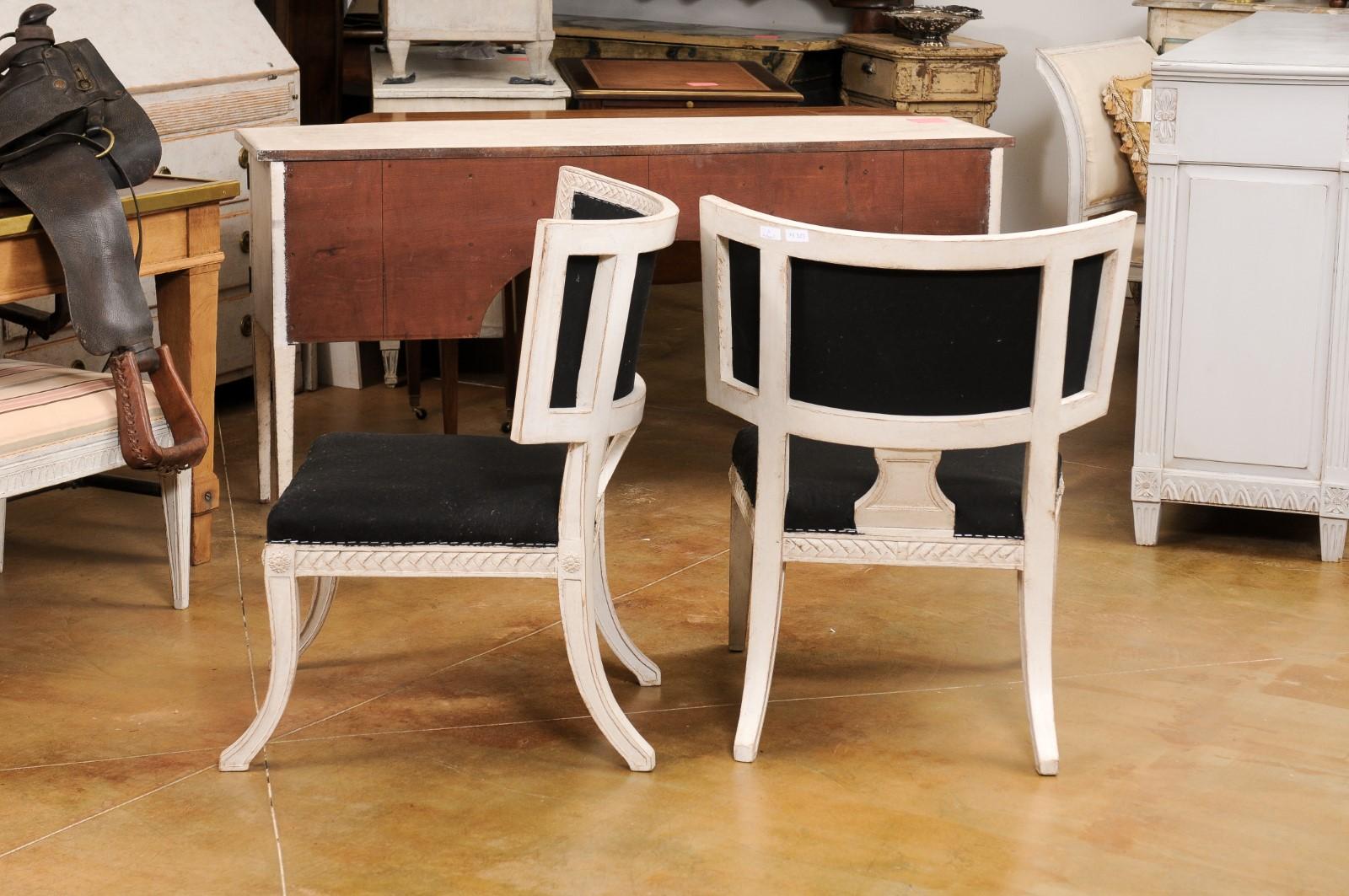 Paar schwedische Klismos-Beistellstühle im neoklassischen Stil, bemalt und geschnitzt im Angebot 2