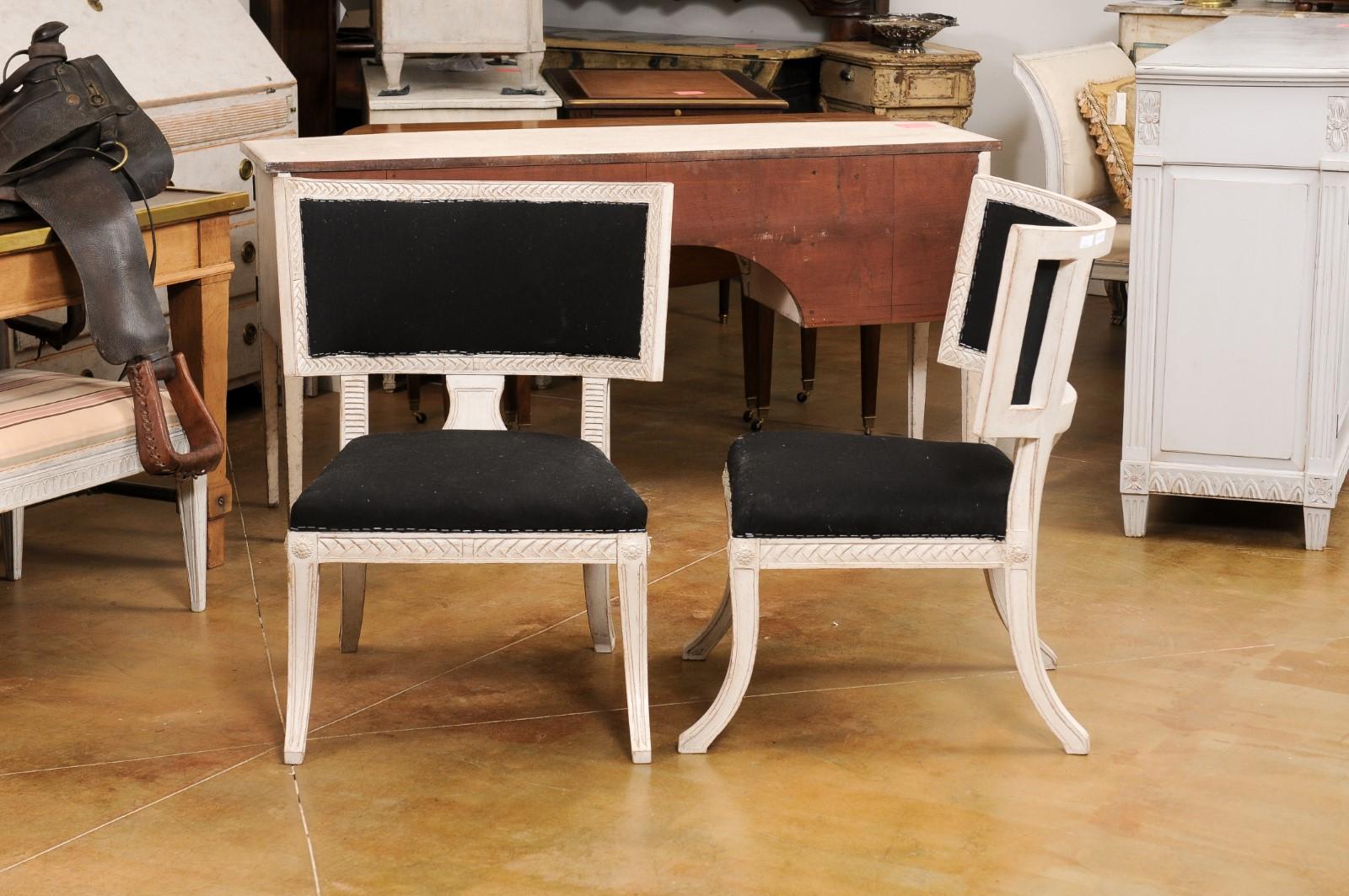 Paar schwedische Klismos-Beistellstühle im neoklassischen Stil, bemalt und geschnitzt im Angebot 3