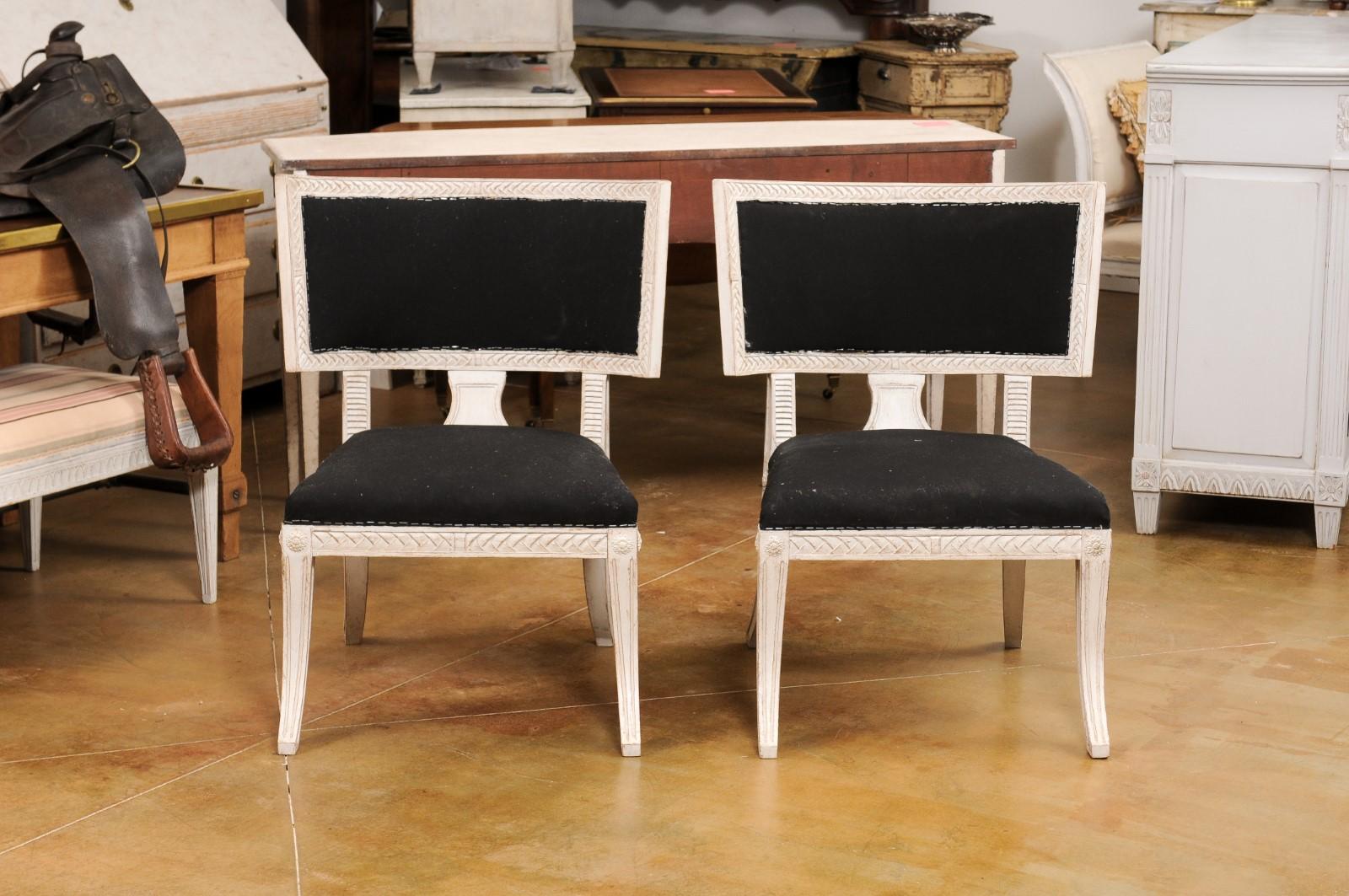 Paar schwedische Klismos-Beistellstühle im neoklassischen Stil, bemalt und geschnitzt im Angebot 4