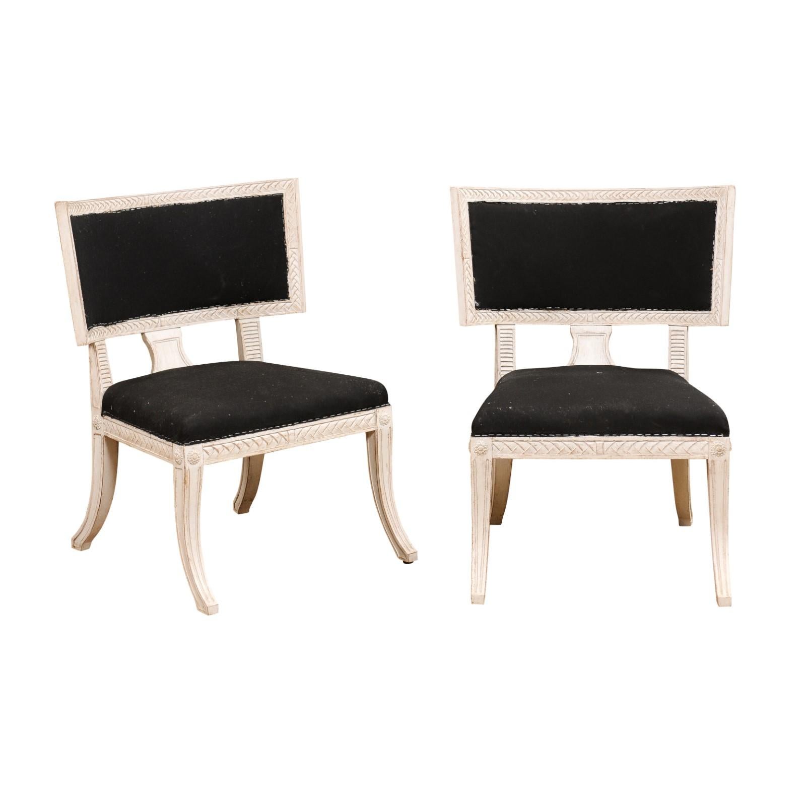 Paar schwedische Klismos-Beistellstühle im neoklassischen Stil, bemalt und geschnitzt im Angebot 5