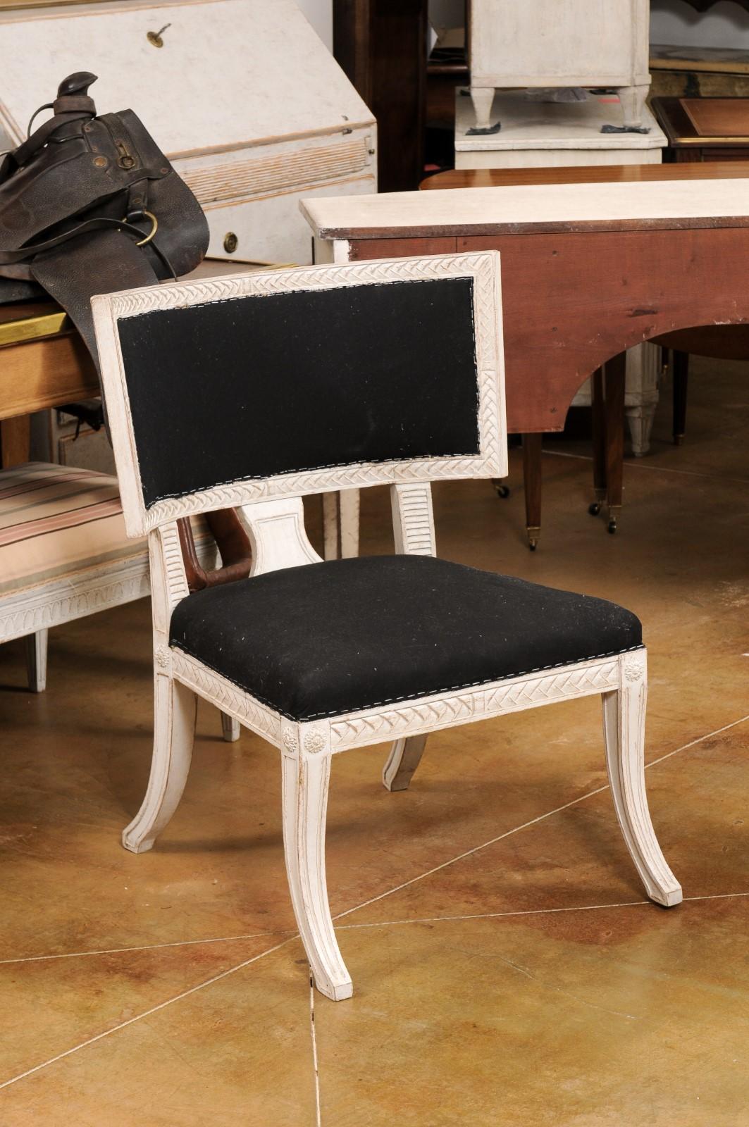 Paar schwedische Klismos-Beistellstühle im neoklassischen Stil, bemalt und geschnitzt (Neoklassisch) im Angebot