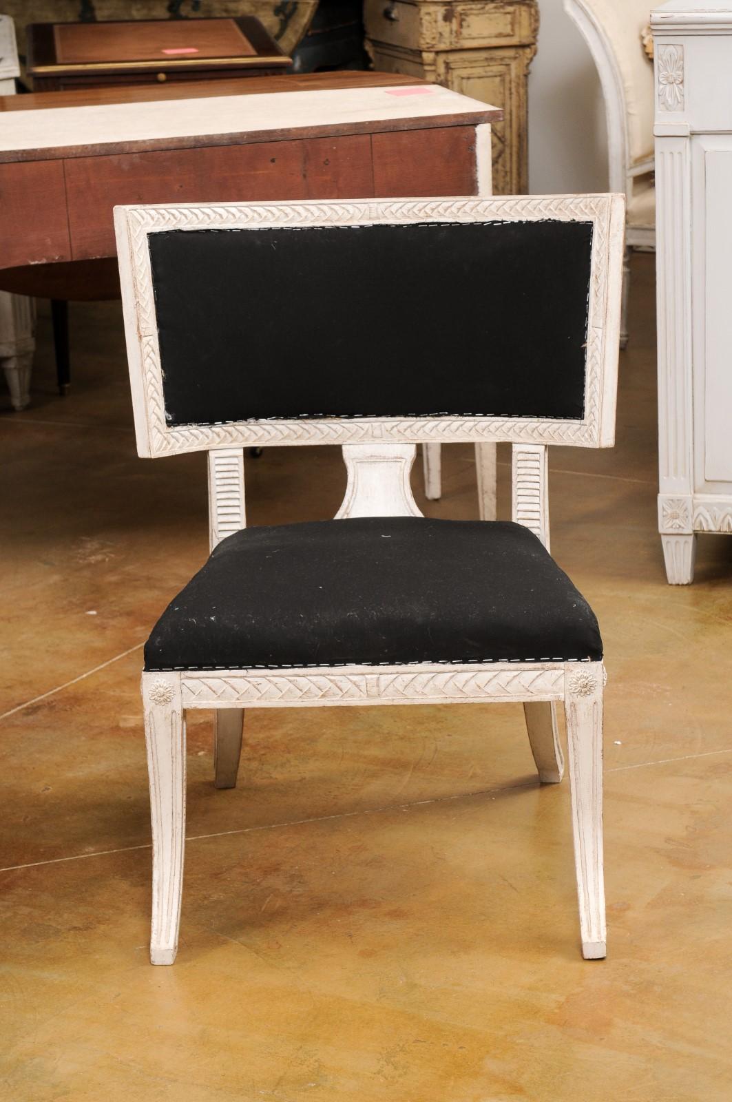 Paar schwedische Klismos-Beistellstühle im neoklassischen Stil, bemalt und geschnitzt (Schwedisch) im Angebot