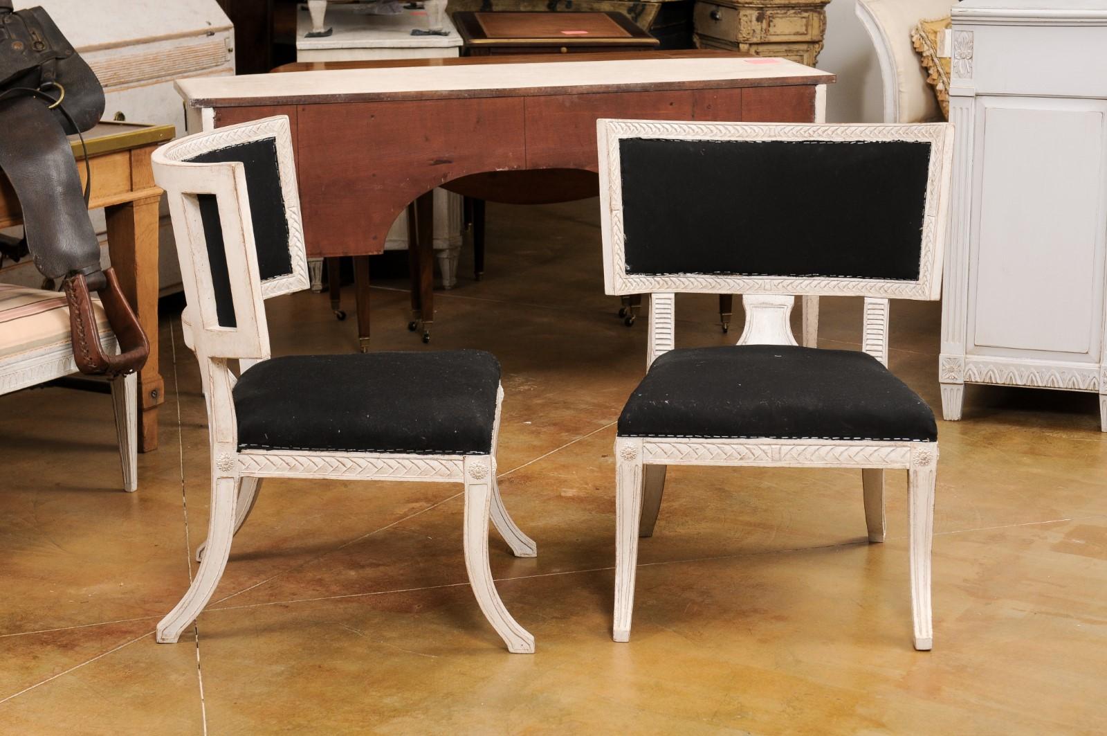 Paar schwedische Klismos-Beistellstühle im neoklassischen Stil, bemalt und geschnitzt (Geschnitzt) im Angebot