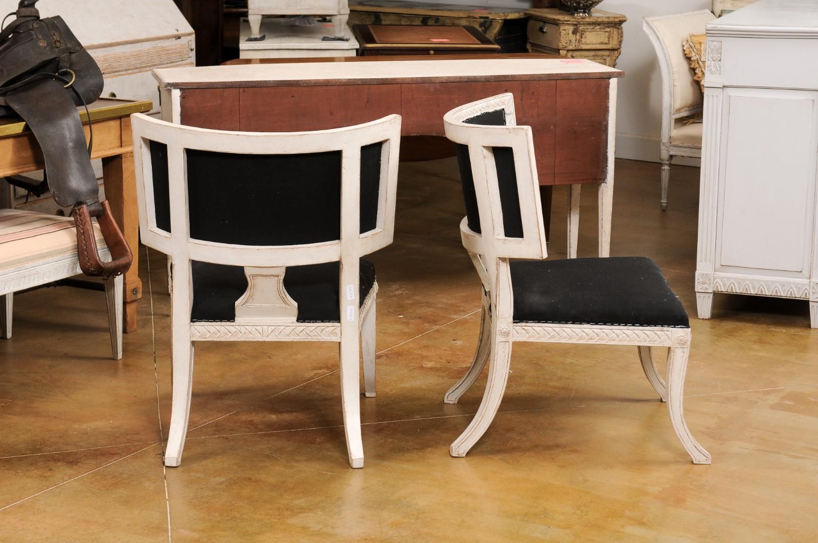 Paar schwedische Klismos-Beistellstühle im neoklassischen Stil, bemalt und geschnitzt (Polster) im Angebot