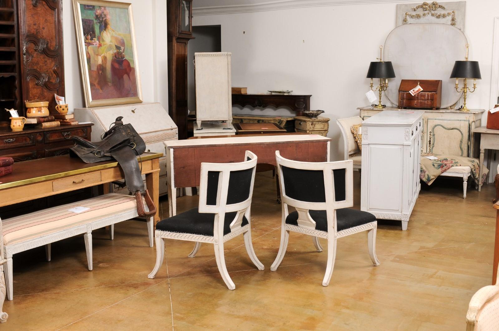 Paar schwedische Klismos-Beistellstühle im neoklassischen Stil, bemalt und geschnitzt im Angebot 1