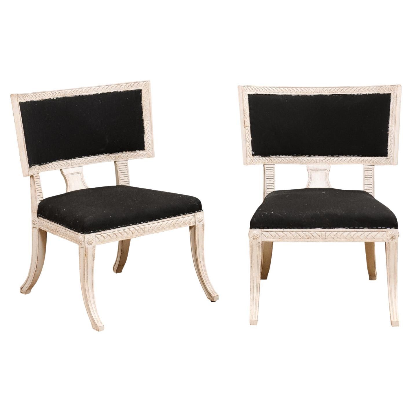 Paar schwedische Klismos-Beistellstühle im neoklassischen Stil, bemalt und geschnitzt im Angebot