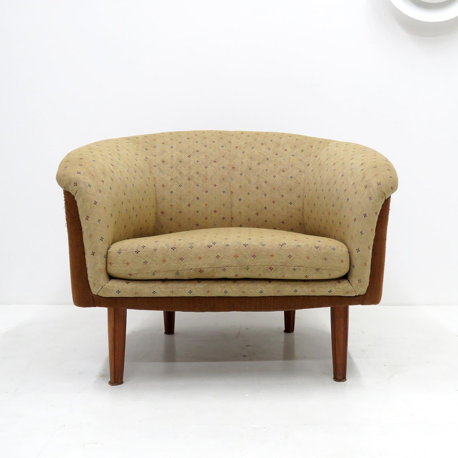 Merveilleuse paire de chaises longues suédoises surdimensionnées, 1960, avec un revêtement floral beige d'origine avec des accents colorés et des pieds cannelés en teck, le tissu marron noisette sur les côtés des chaises présente quelques légères