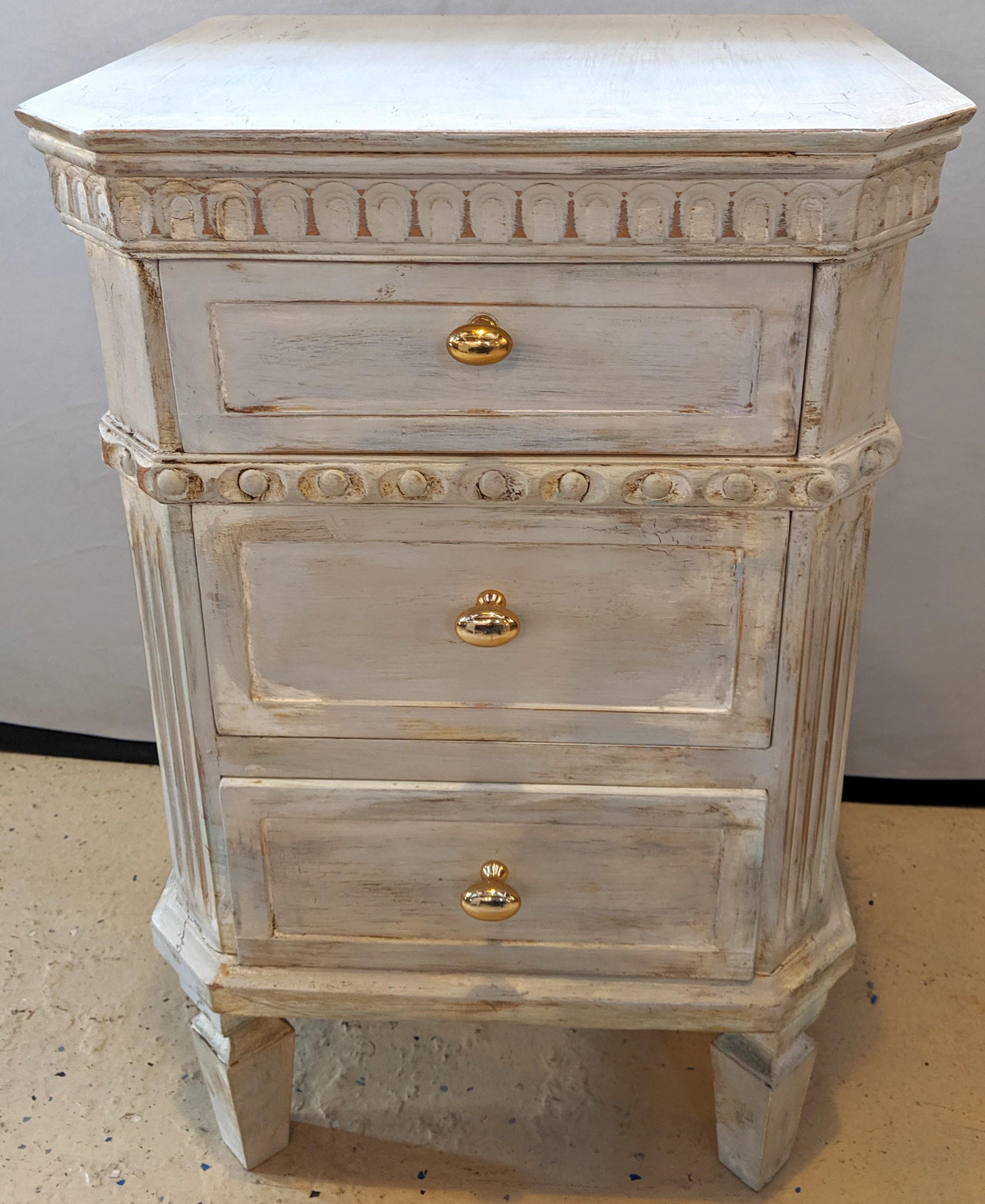 Pair of Swedish Paint Decorated End Tables or Nightstands In Good Condition In Stamford, CT