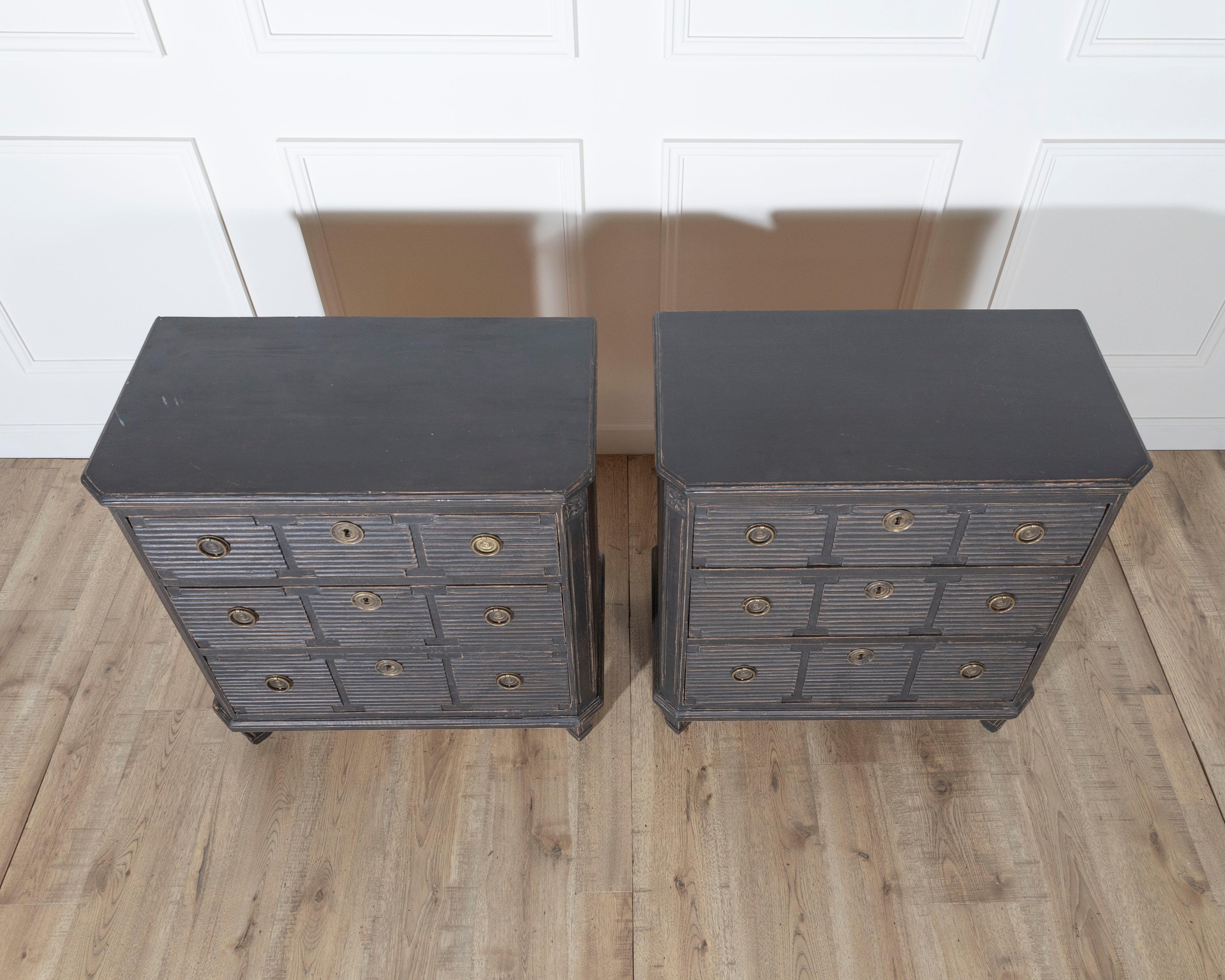 Pair of Swedish Painted Chests with Fluted Drawers and Brass Hardware In Good Condition For Sale In Atlanta, GA