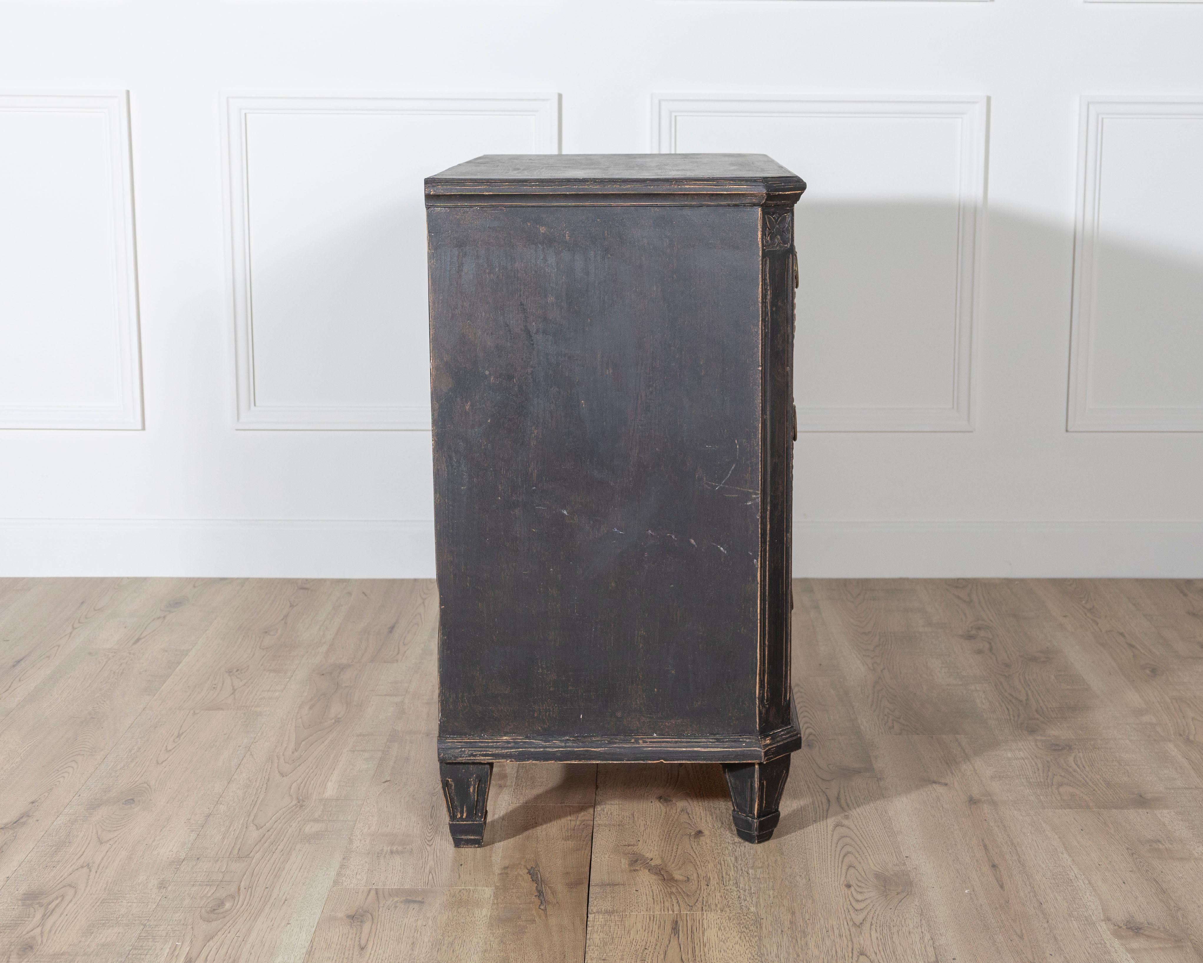 Pair of Swedish Painted Chests with Fluted Drawers and Brass Hardware For Sale 1