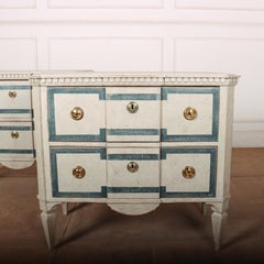 Paire de commodes suédoises peintes