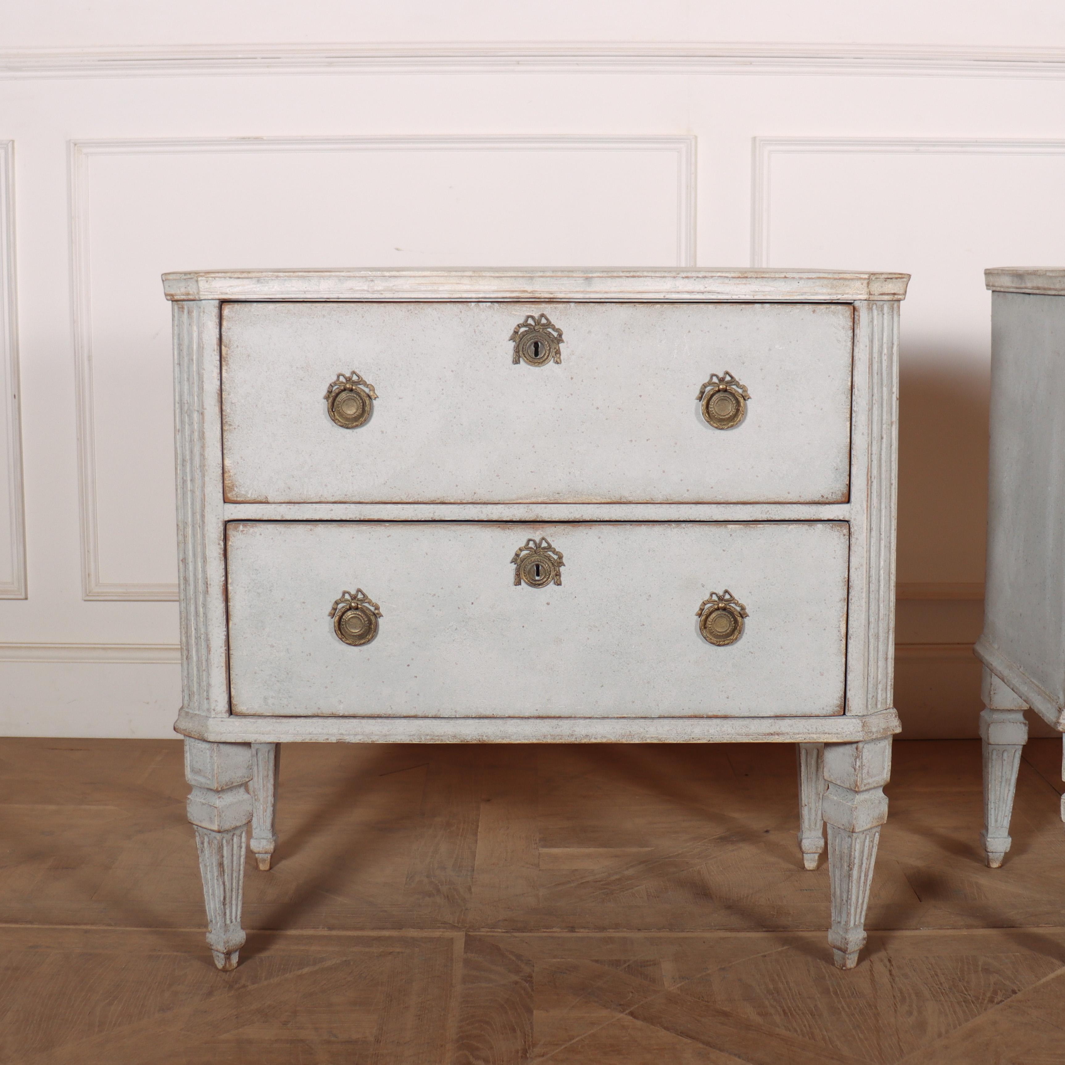 Pair of Swedish Painted Commodes In Good Condition For Sale In Leamington Spa, Warwickshire